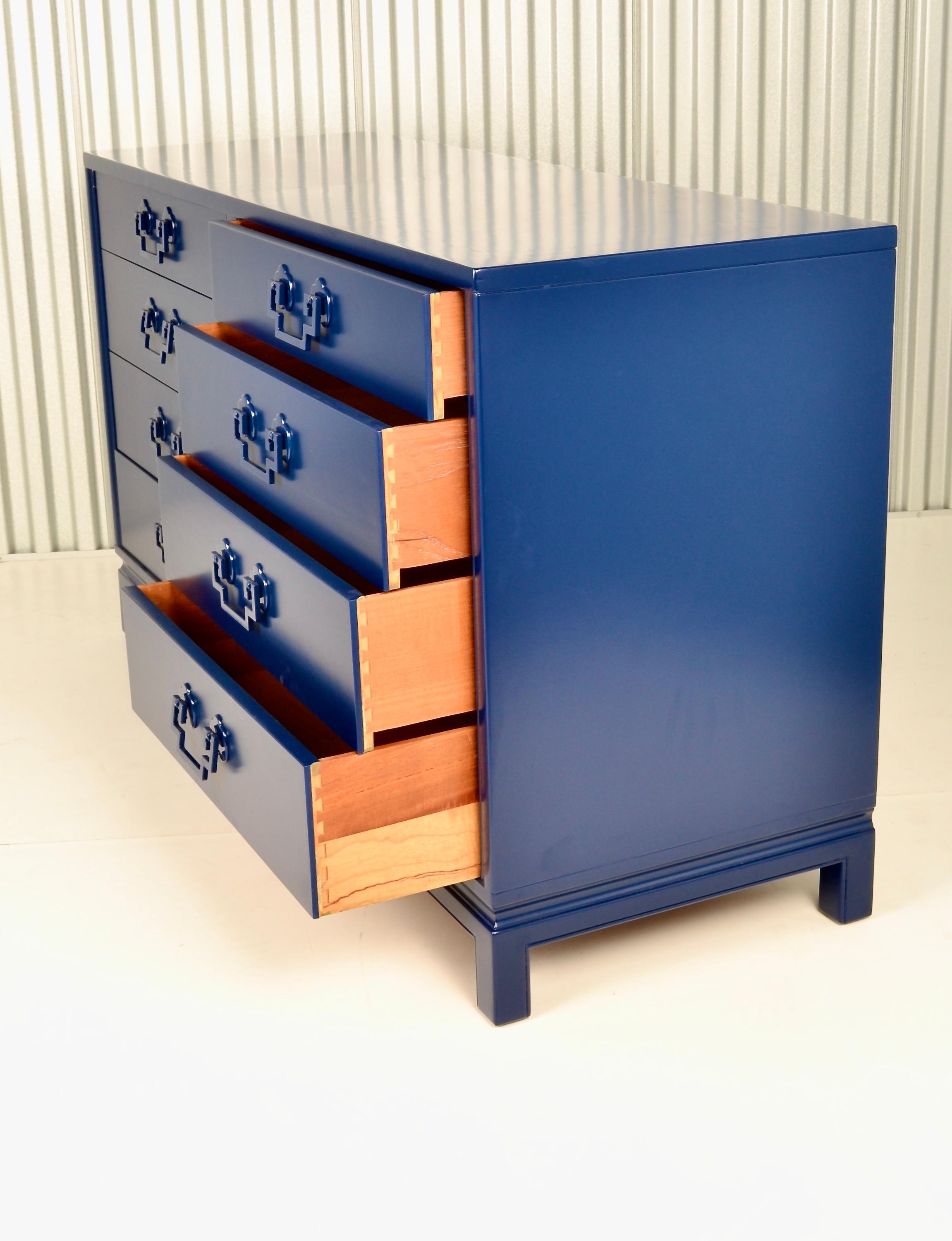 Chinoiserie Chest in Blue Lacquer For Sale 1