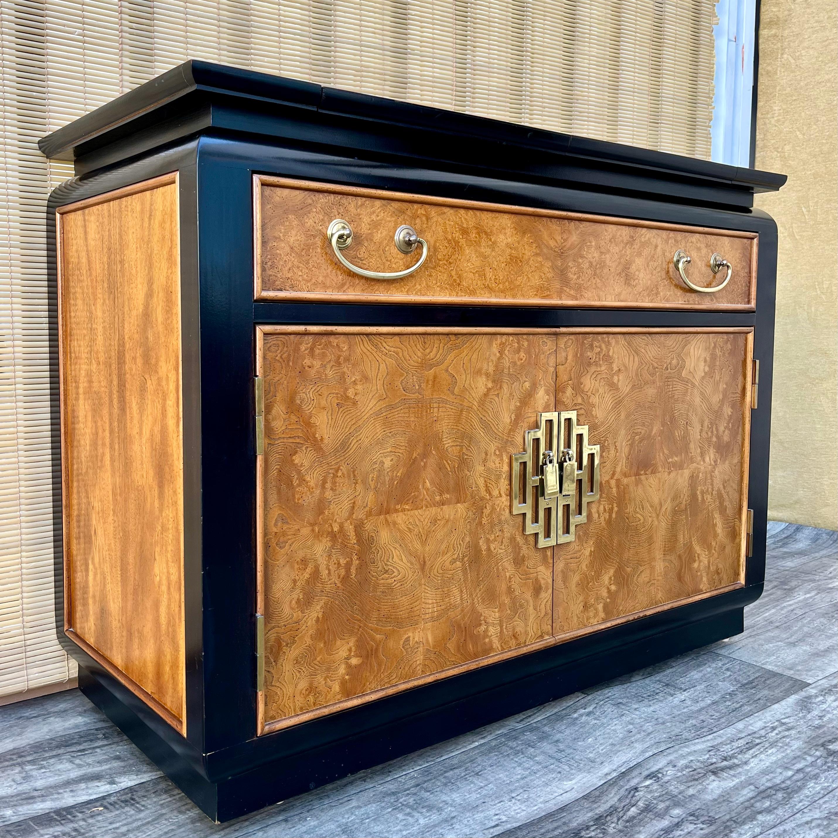 Américain Service Chinoiserie Chin Hua de Raymond Sobota pour Century Furniture. Circa 1960s en vente
