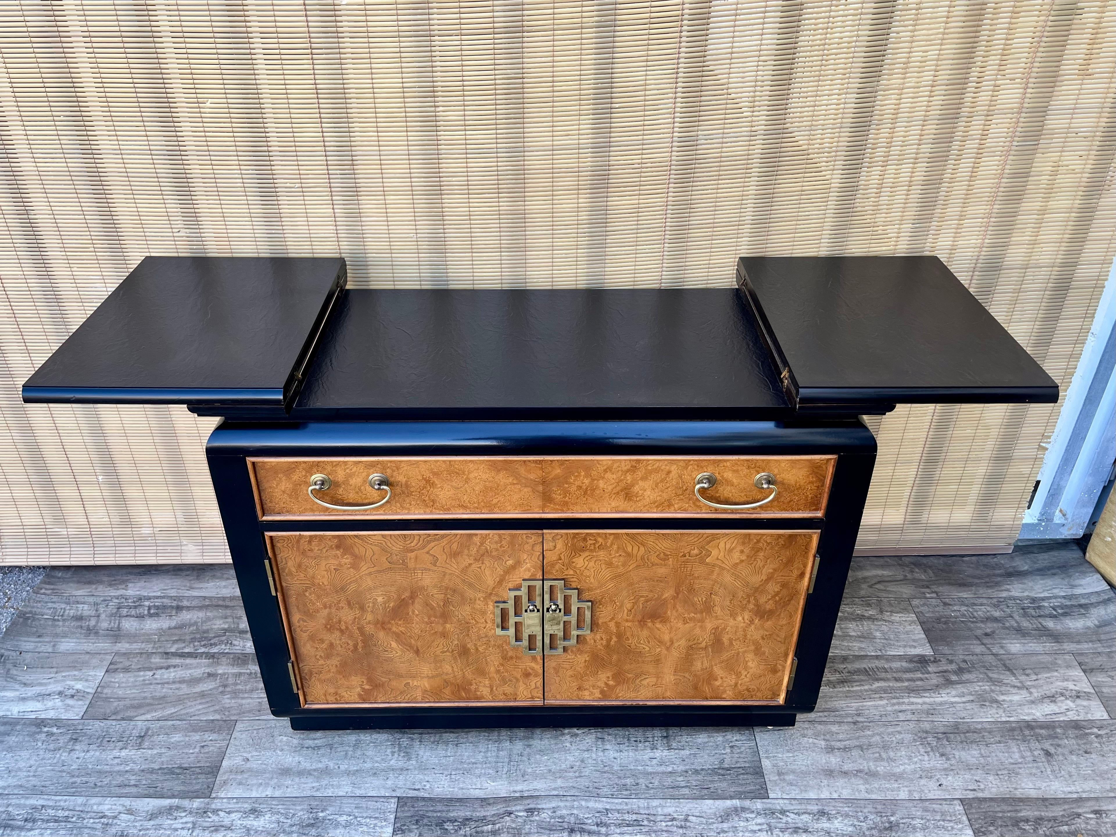 Laqué Service Chinoiserie Chin Hua de Raymond Sobota pour Century Furniture. Circa 1960s en vente
