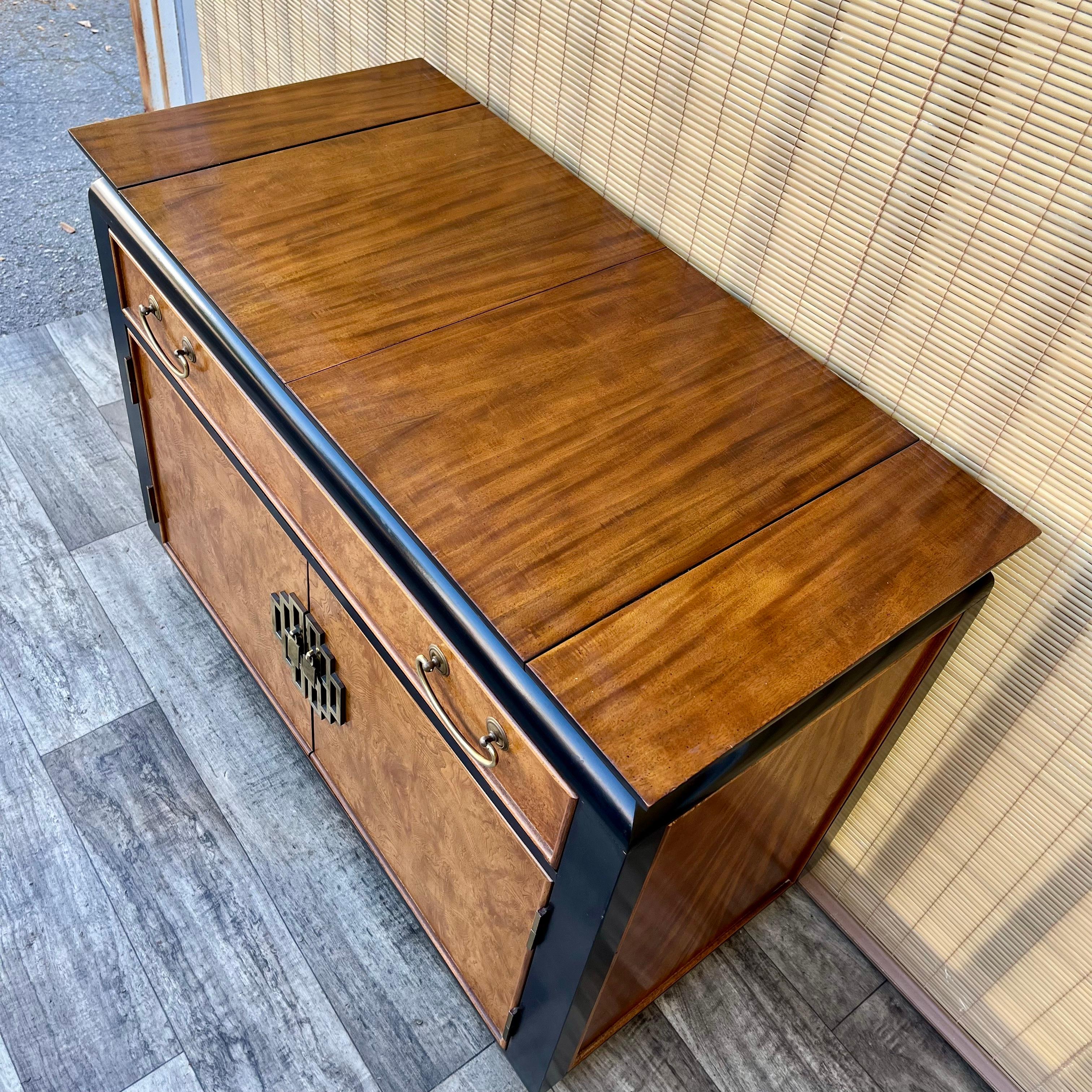 Milieu du XXe siècle Service Chinoiserie Chin Hua de Raymond Sobota pour Century Furniture. Circa 1960s en vente