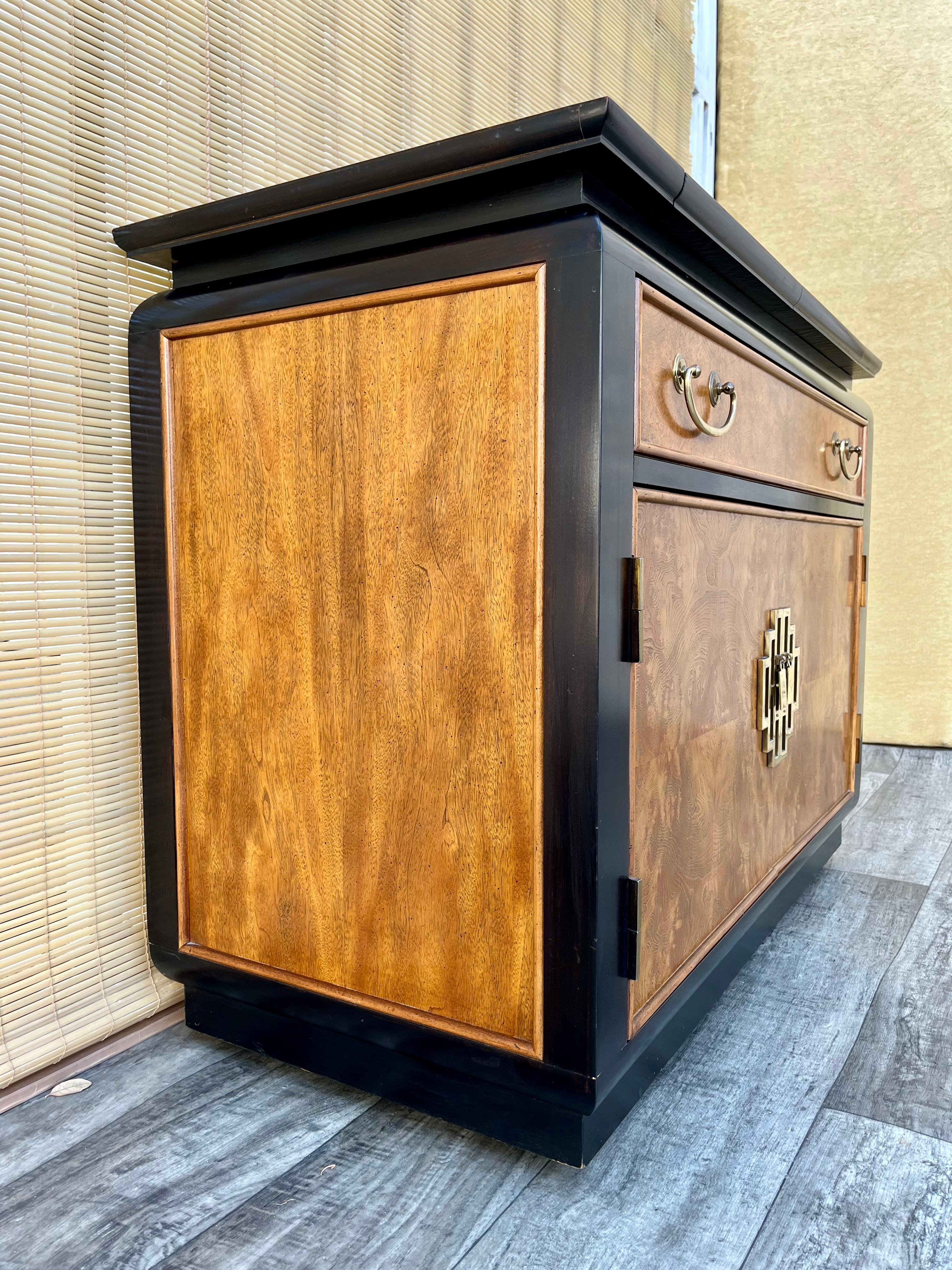 Bois Service Chinoiserie Chin Hua de Raymond Sobota pour Century Furniture. Circa 1960s en vente