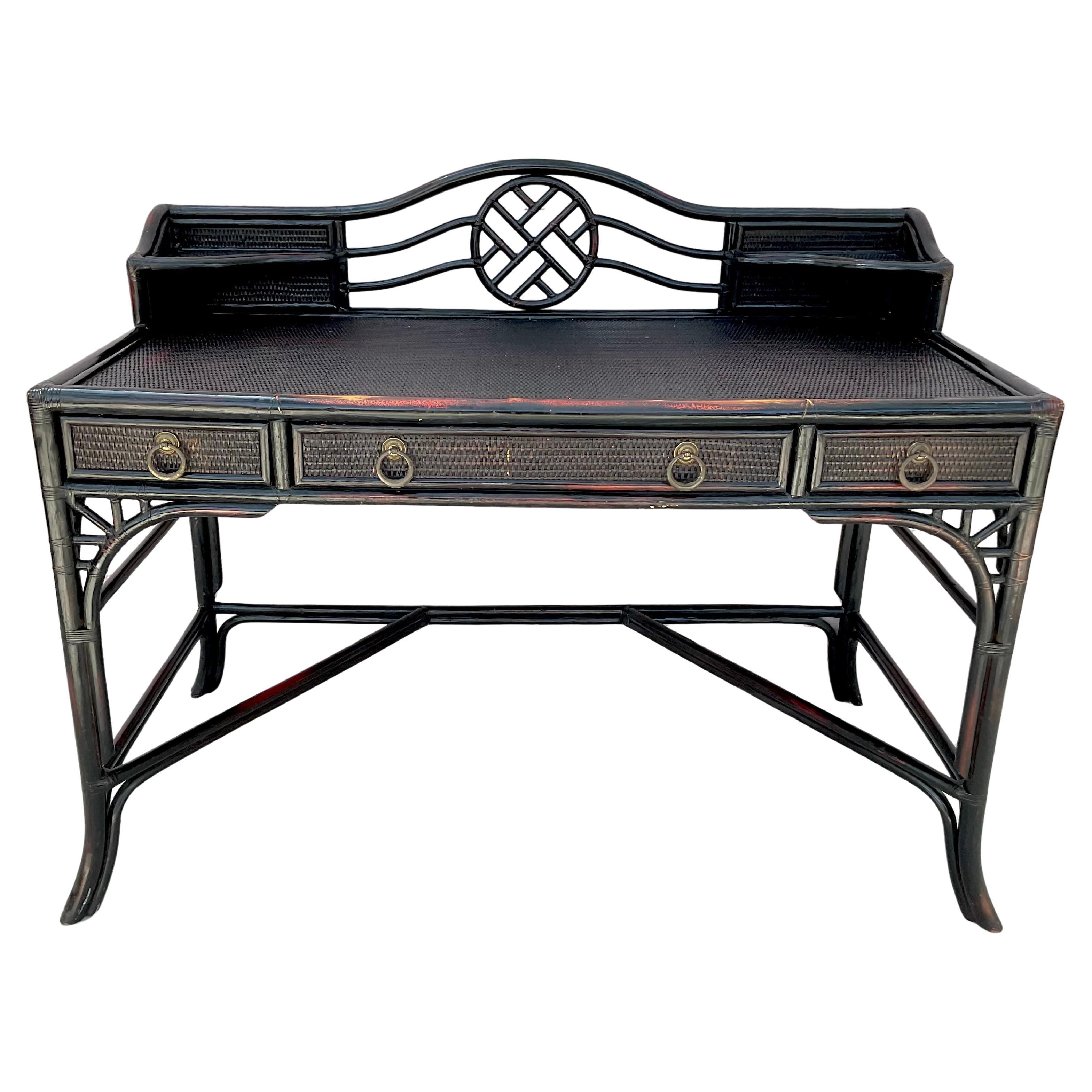 Scrivania cinese Chippendale Chinoiserie in bambù ebanizzato e rattan.  Presenta un panno d'erba sulla superficie di scrittura, sul grembiule anteriore e sui lati ed è incorniciato con bambù ebanizzato. La finitura ebanizzata aggiunge un tocco di