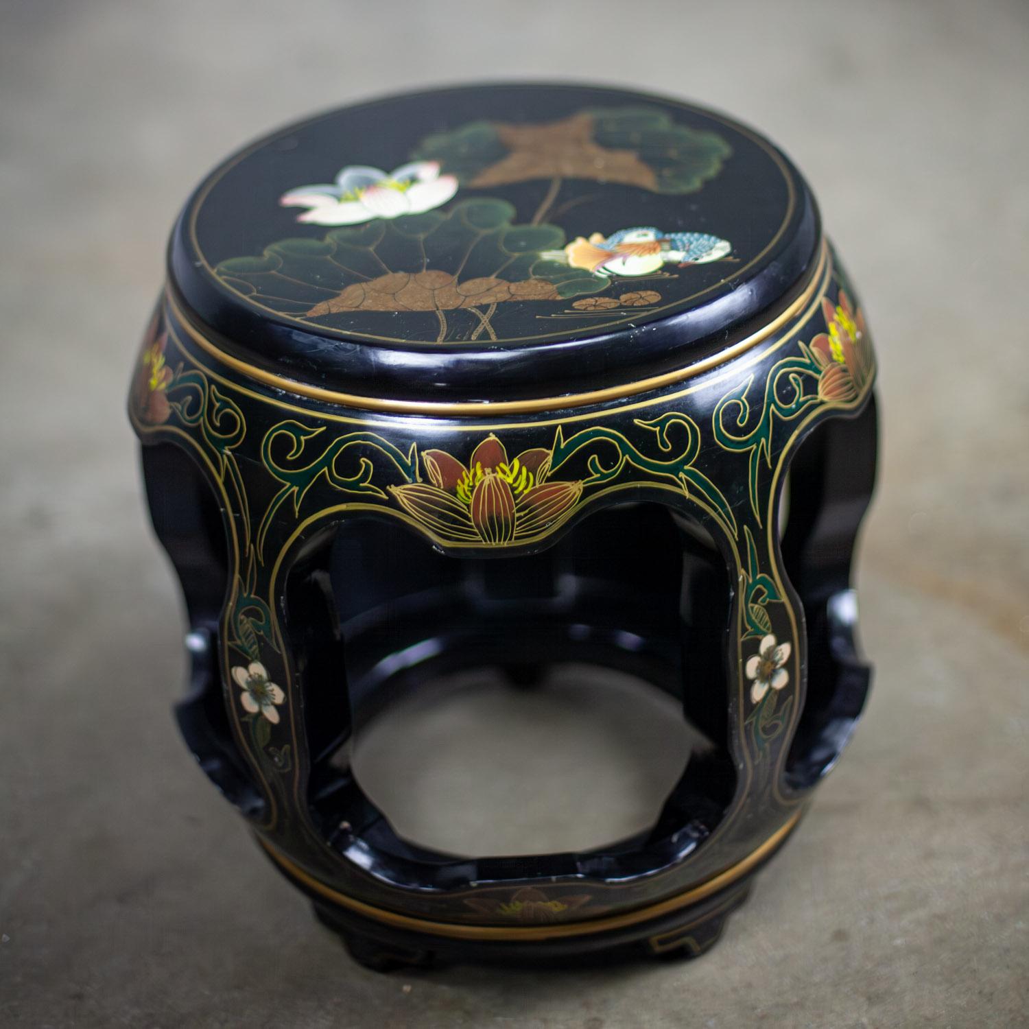 Chinoiserie Taburete o mesa auxiliar de jardín chino Laca negra con detalles asiáticos en venta 6
