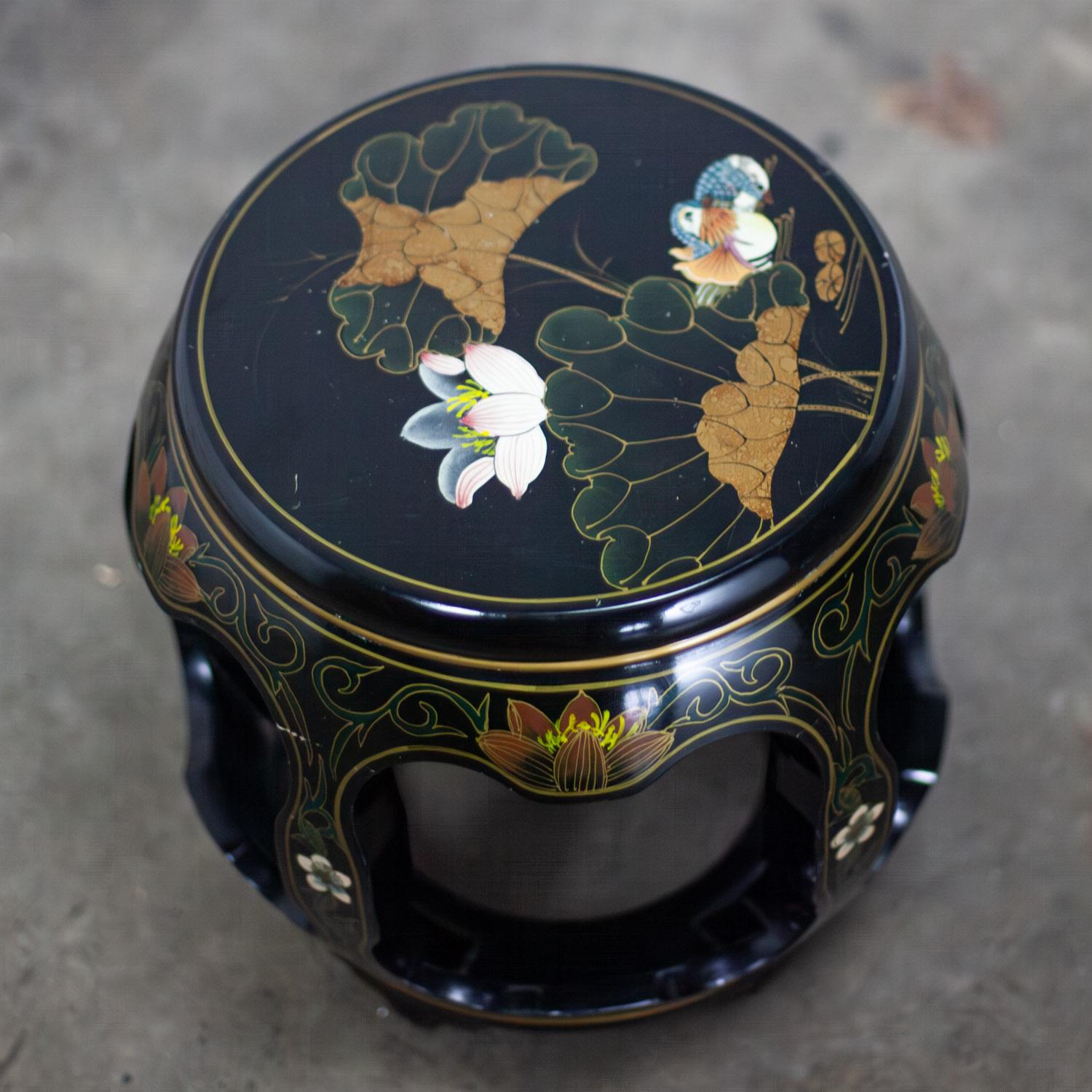 Chinoiserie Taburete o mesa auxiliar de jardín chino Laca negra con detalles asiáticos Pintado a mano en venta