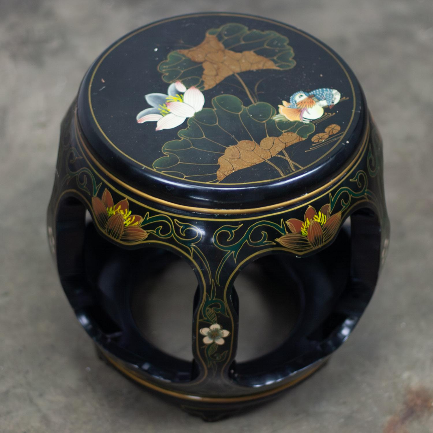 Chinoiserie Taburete o mesa auxiliar de jardín chino Laca negra con detalles asiáticos en Bueno estado para la venta en Topeka, KS