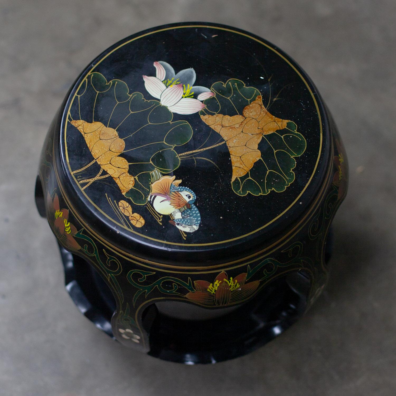 Chinoiserie Taburete o mesa auxiliar de jardín chino Laca negra con detalles asiáticos siglo XX en venta