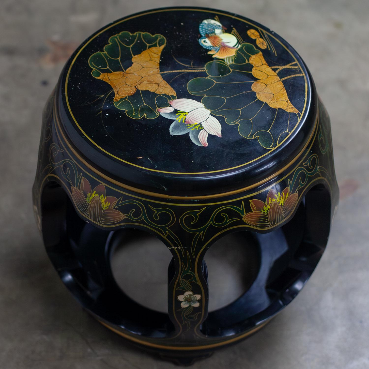 Chinoiserie Taburete o mesa auxiliar de jardín chino Laca negra con detalles asiáticos Madera en venta