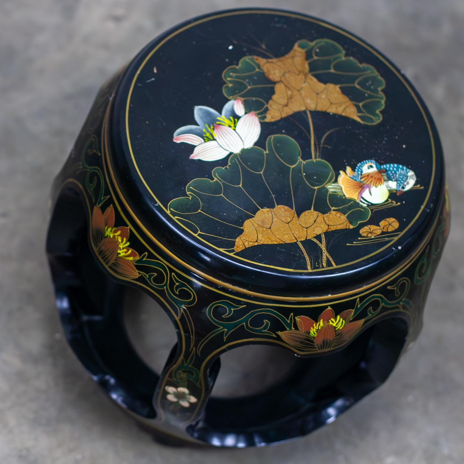 Chinoiserie Taburete o mesa auxiliar de jardín chino Laca negra con detalles asiáticos en venta 1