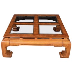Table basse carrée de style Ming à pieds en bois de chêne:: attribuée à Schnadig