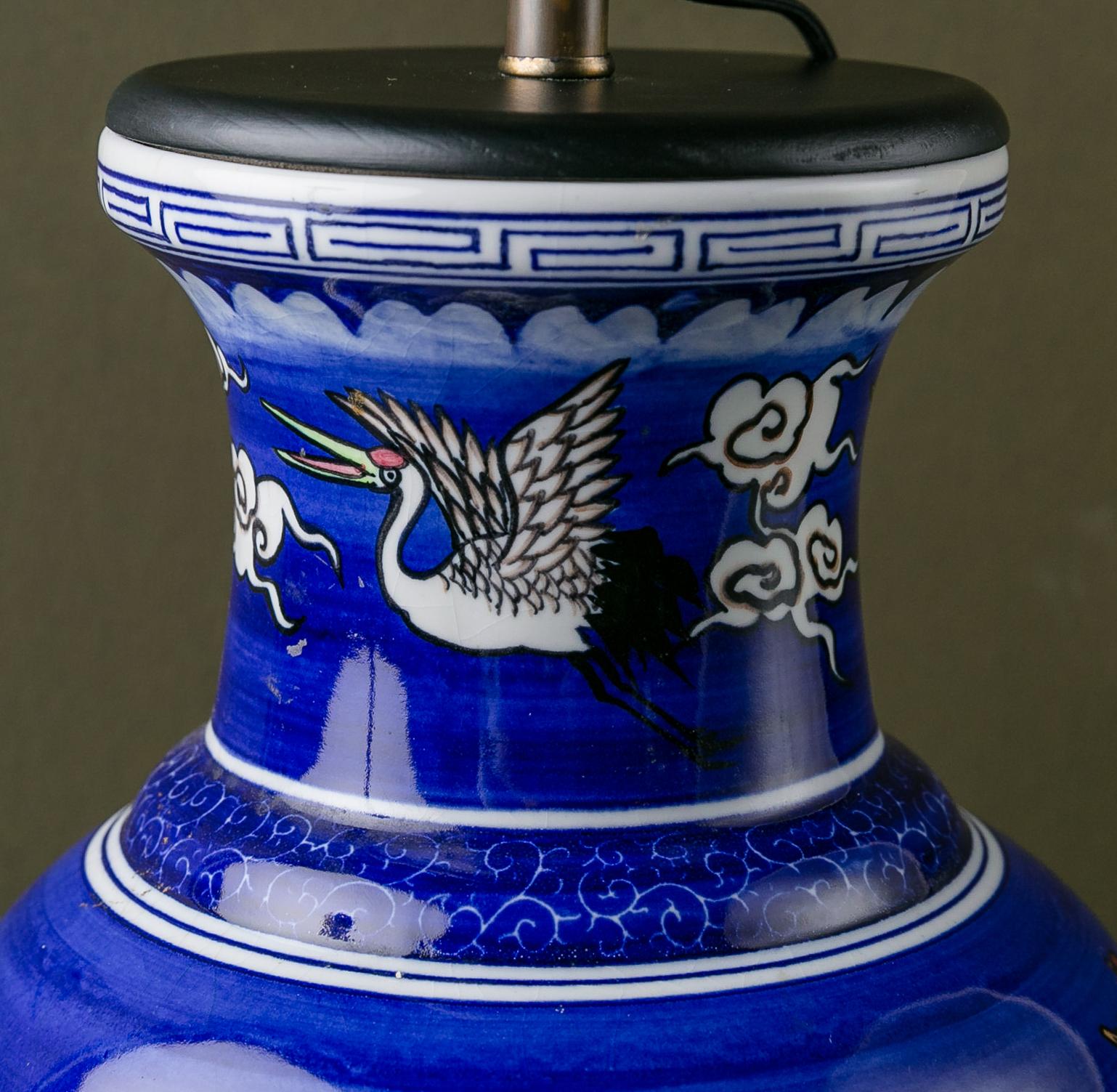Chinoiserie Kobalt Handgemalte Vintage Tischlampe  (Handbemalt) im Angebot