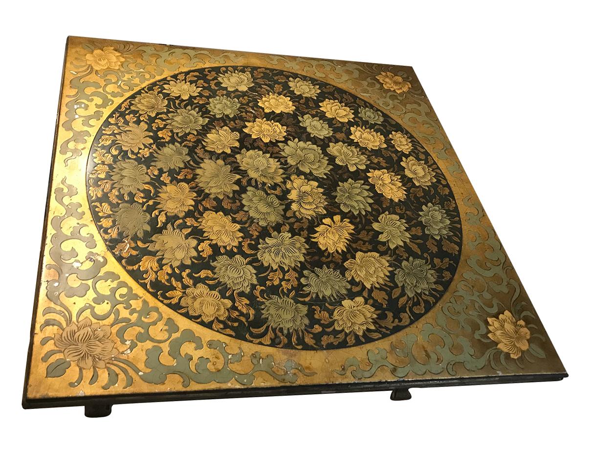 Table basse italienne à décor de chinoiseries, vers les années 1940.

Mesures :
Hauteur 18.75