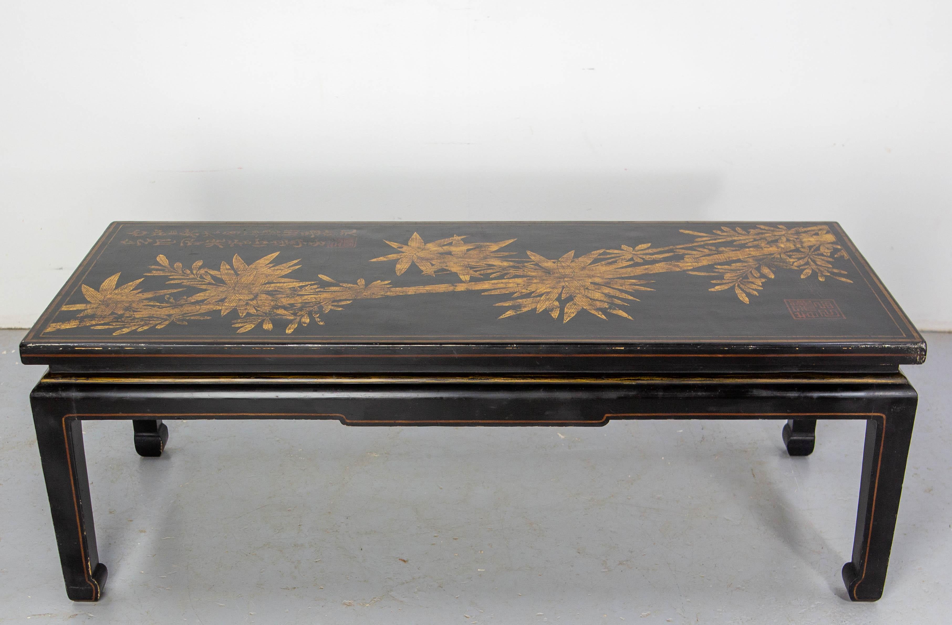 Hand painted chinoiserie coffee or cocktail table, circa 1920
 was marked by a keen interest in the Orient, which is why many pieces of furniture were imported into France in the 19th century.

Good antique condition with marks of use.


