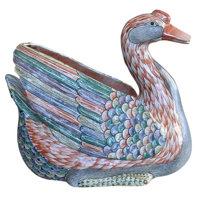 Grande statue colorée de cygne ou d'oiseau en céramique peinte à la main de style chinoiseries en vente