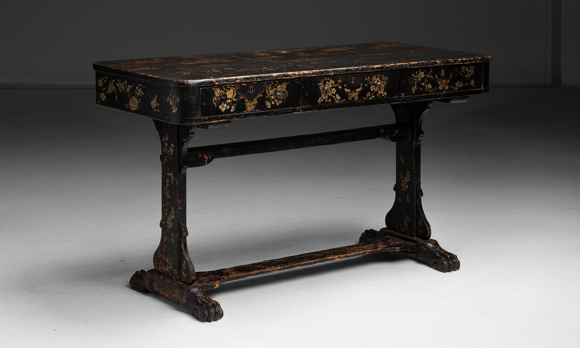 Angleterre, 1790
Consoles chinoises peintes à la main avec des pieds en forme de boule et de griffe, des tiroirs sur la face avant et des châssis doubles.
51,5 