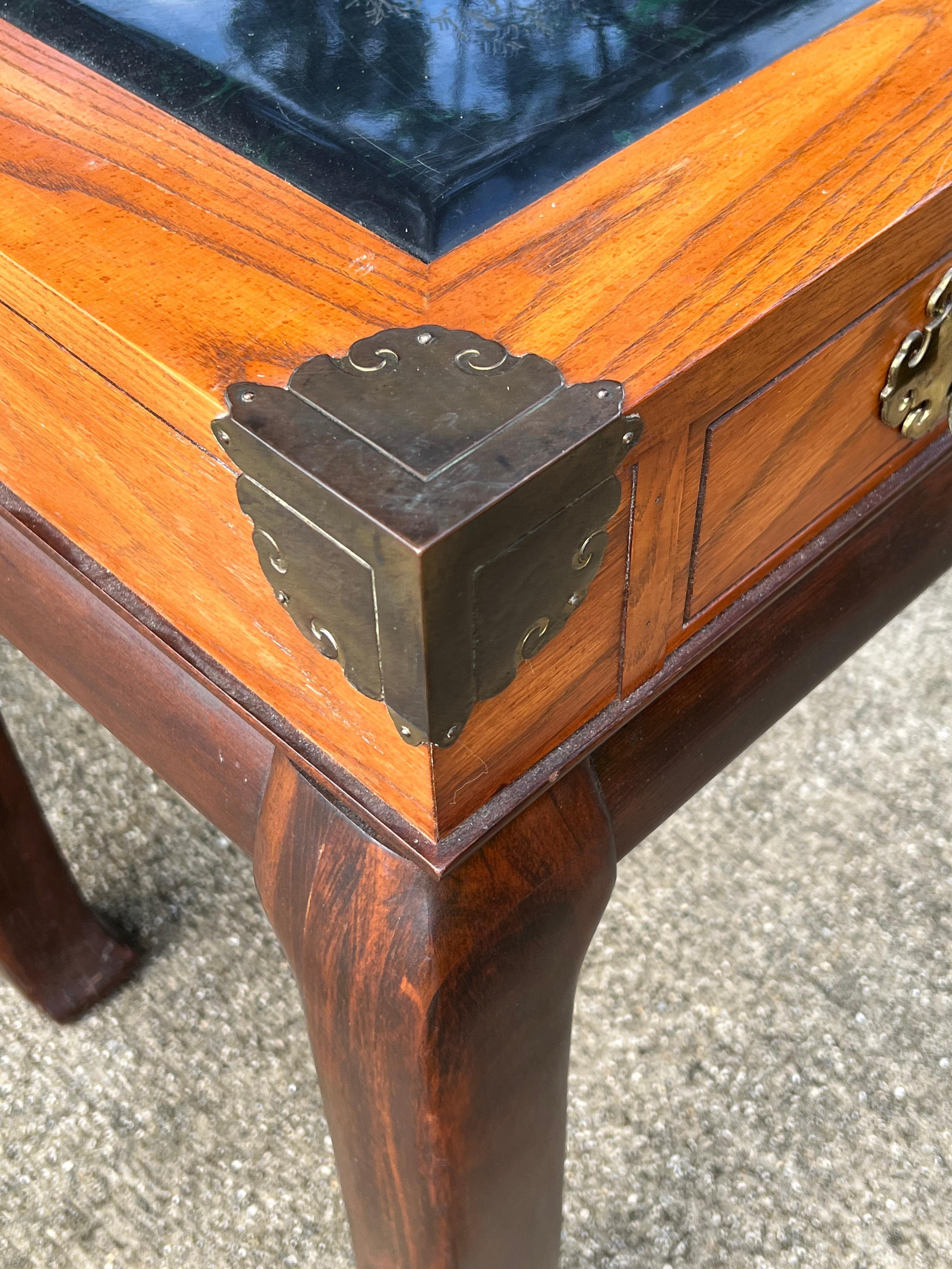 Mesa Consola Chinoiserie De Bassett Ca' 1970's Con Inserto De Cristal Grabado en Bueno estado para la venta en St.Petersburg, FL