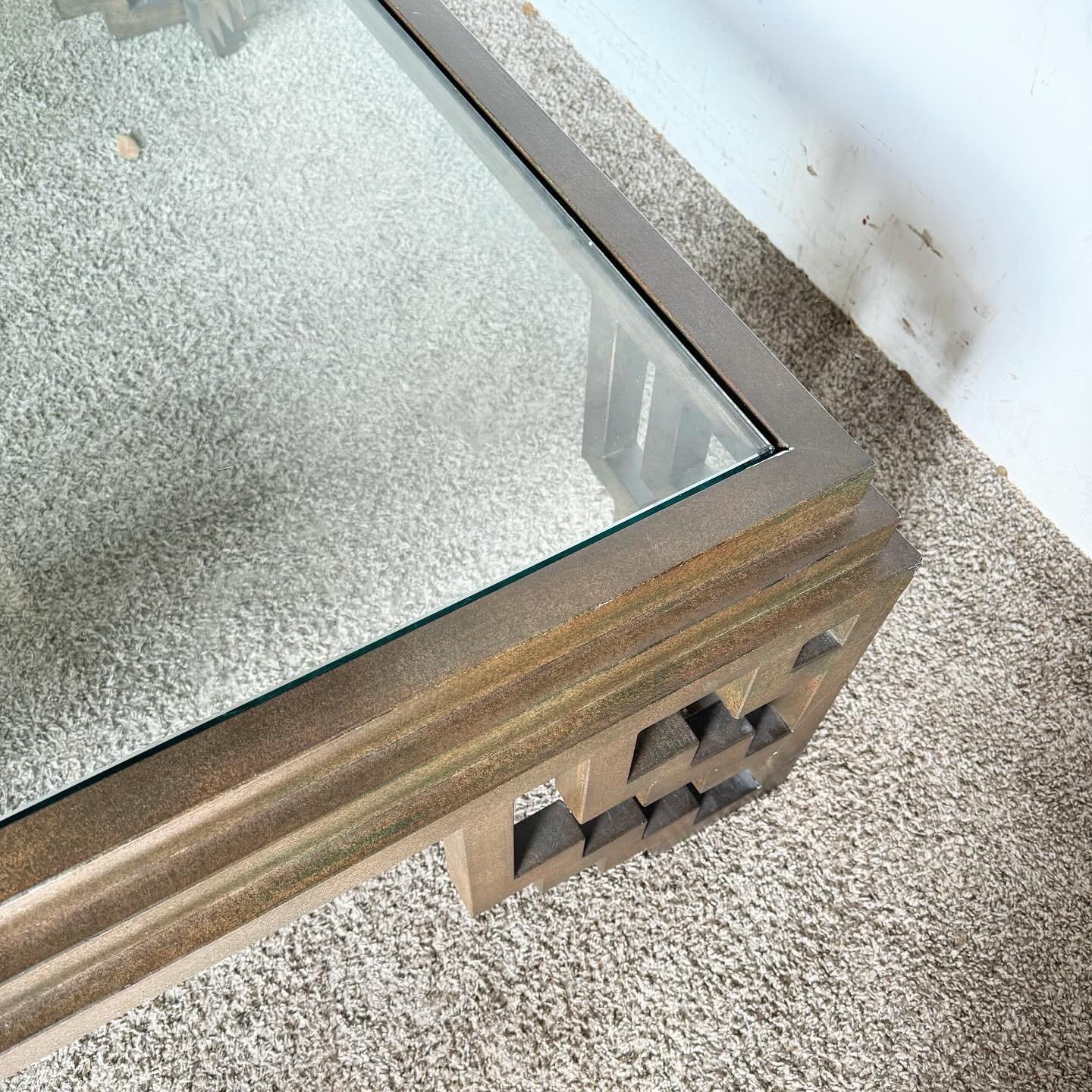 Table basse chinoiseries Cooper finition métallique avec plateau en verre incrusté Bon état - En vente à Delray Beach, FL