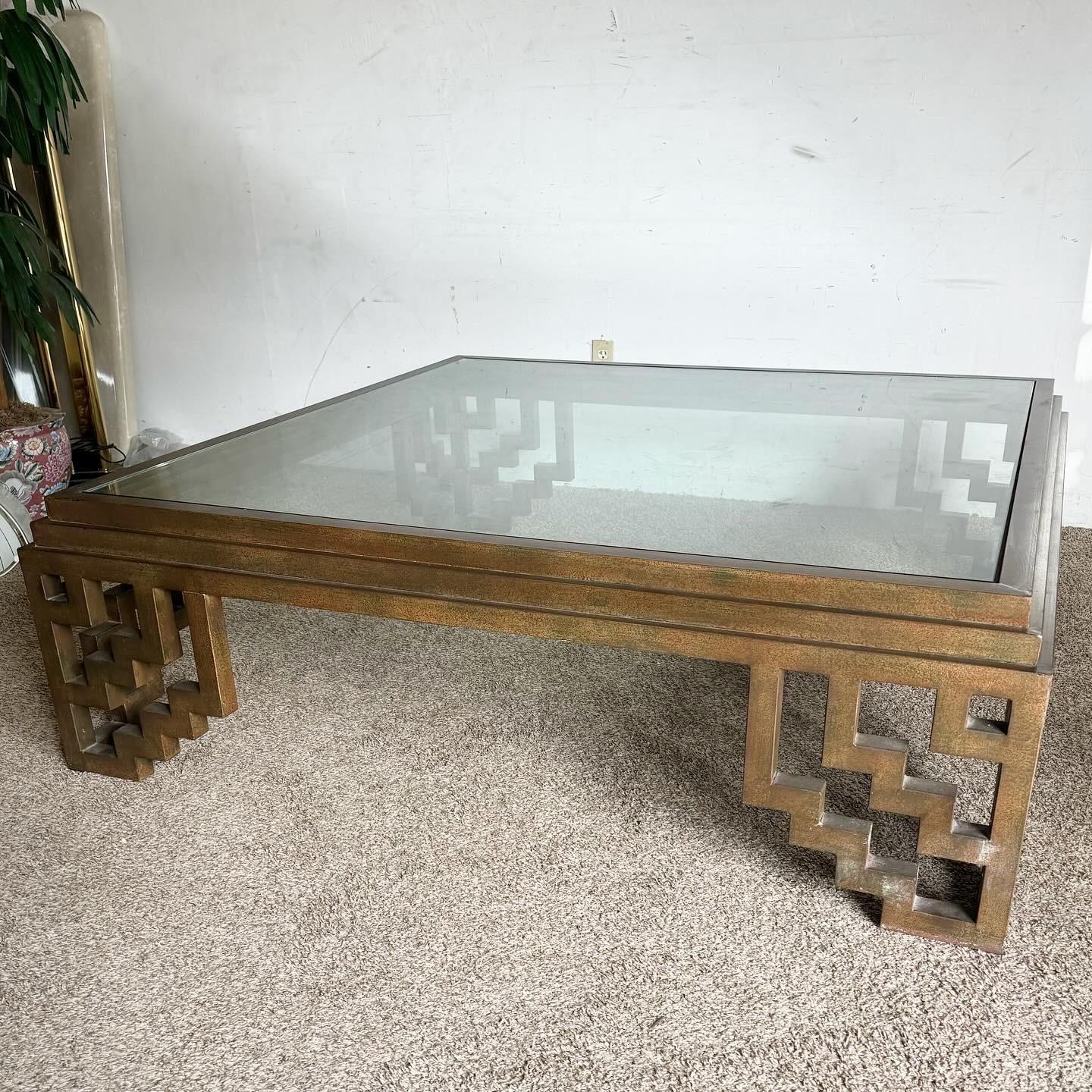 Fin du 20e siècle Table basse chinoiseries Cooper finition métallique avec plateau en verre incrusté en vente