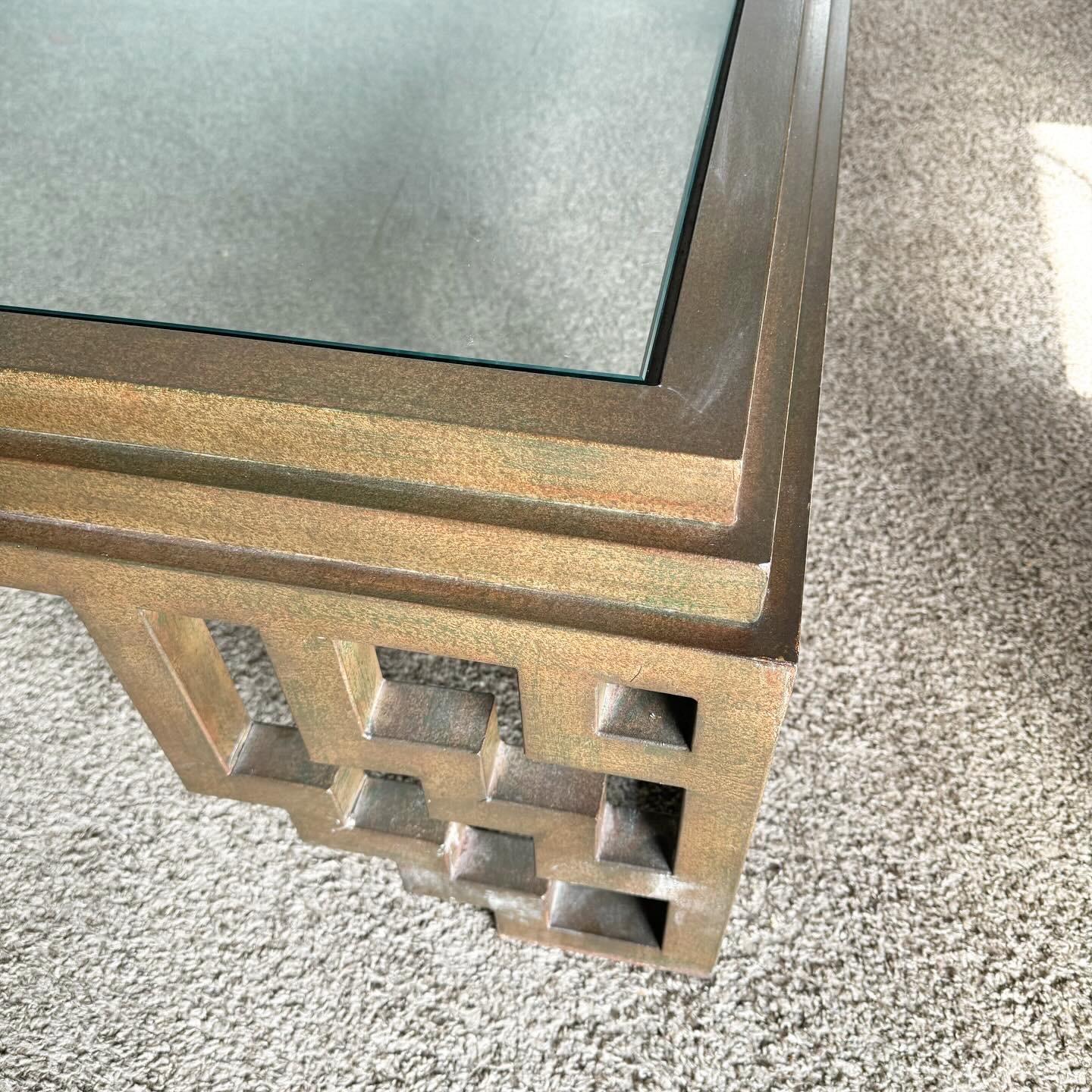 Table basse chinoiseries Cooper finition métallique avec plateau en verre incrusté en vente 3