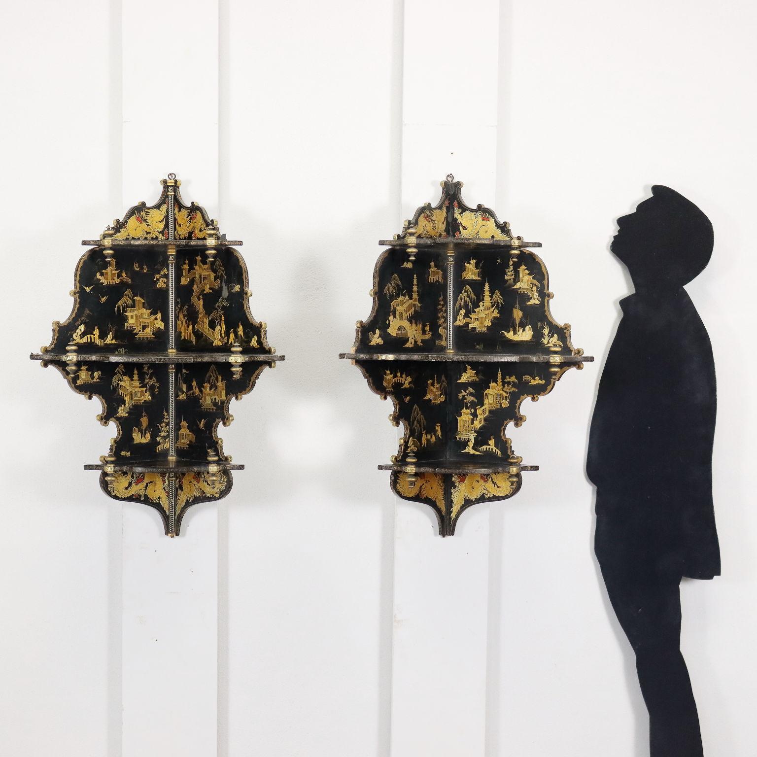 Chinoiserie corner wall units in black and gold lacquered wood, England, second half of the 19th century. Richly painted with elements of the oriental tradition, they refer to the production carried out for the trade of the Company of the Indies.