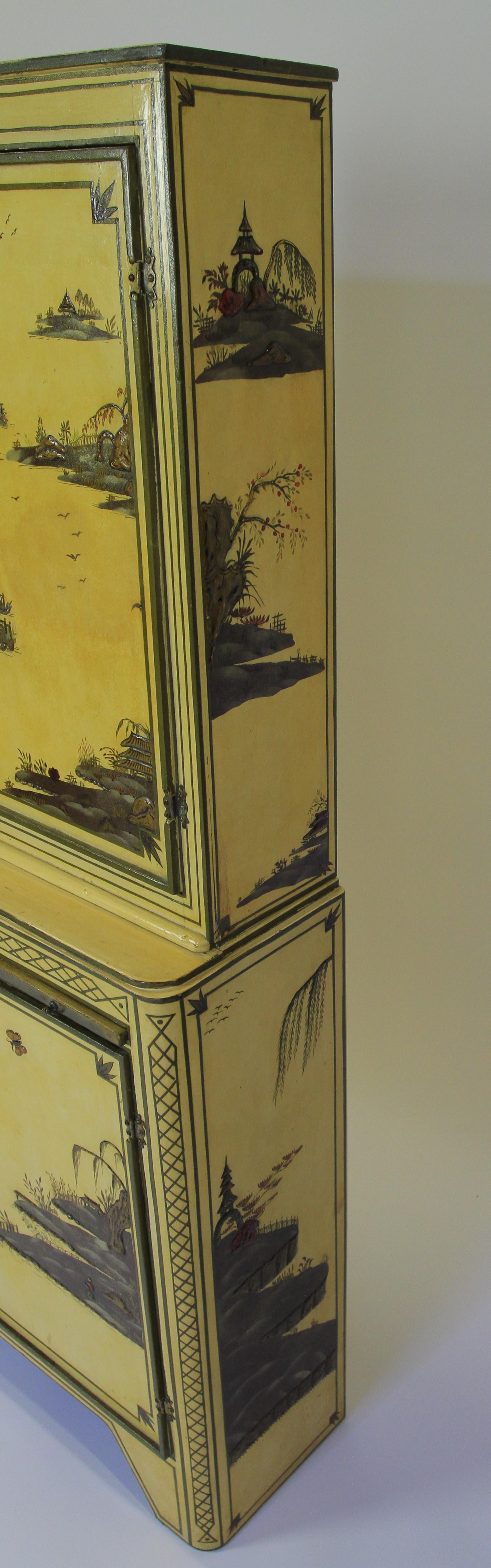 Chinoiserie Decorated 4 door cupboard circa 1900 In Good Condition For Sale In Dereham, GB