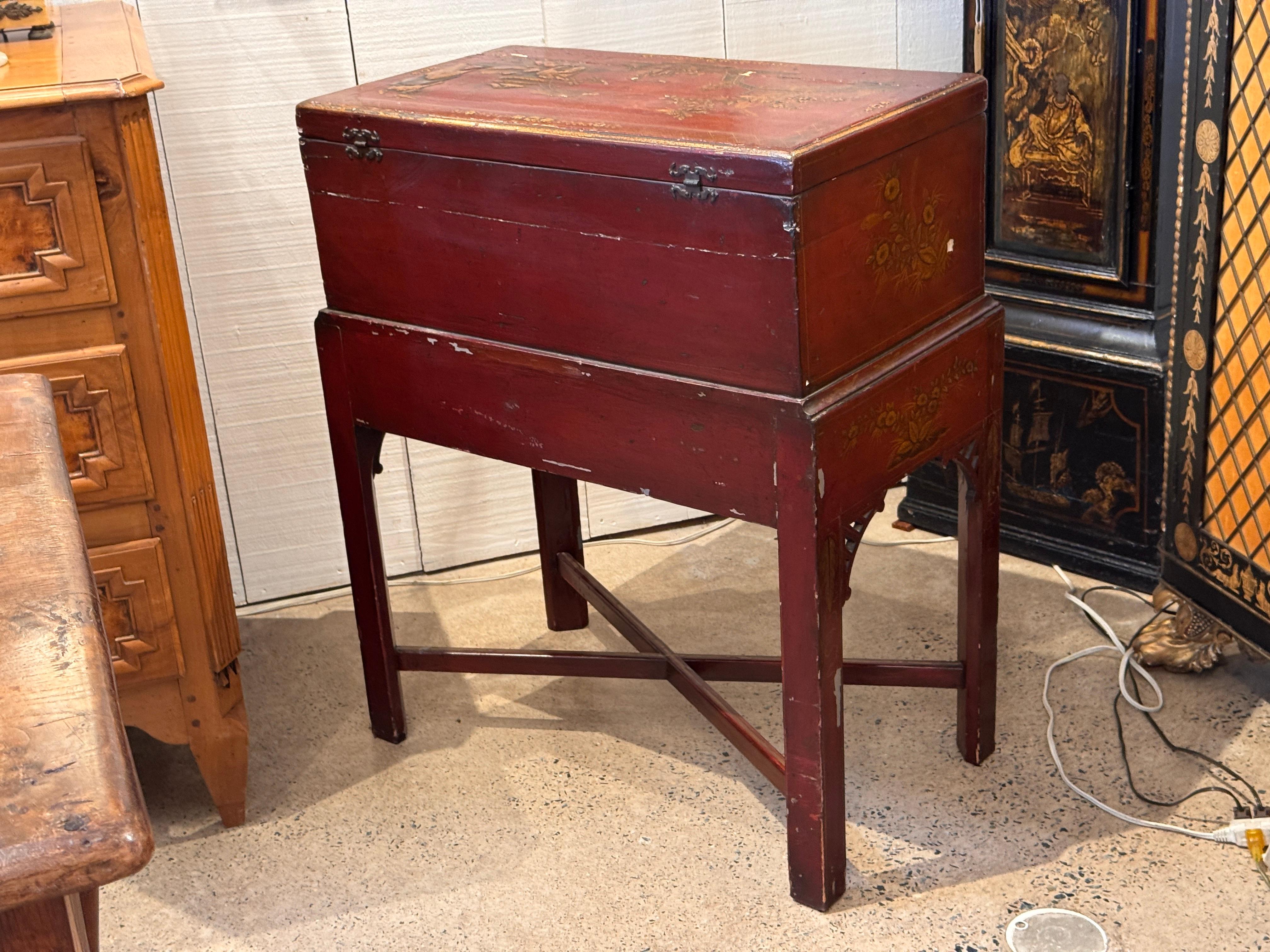 Chinoiserie Decorated Box on Stand For Sale 4