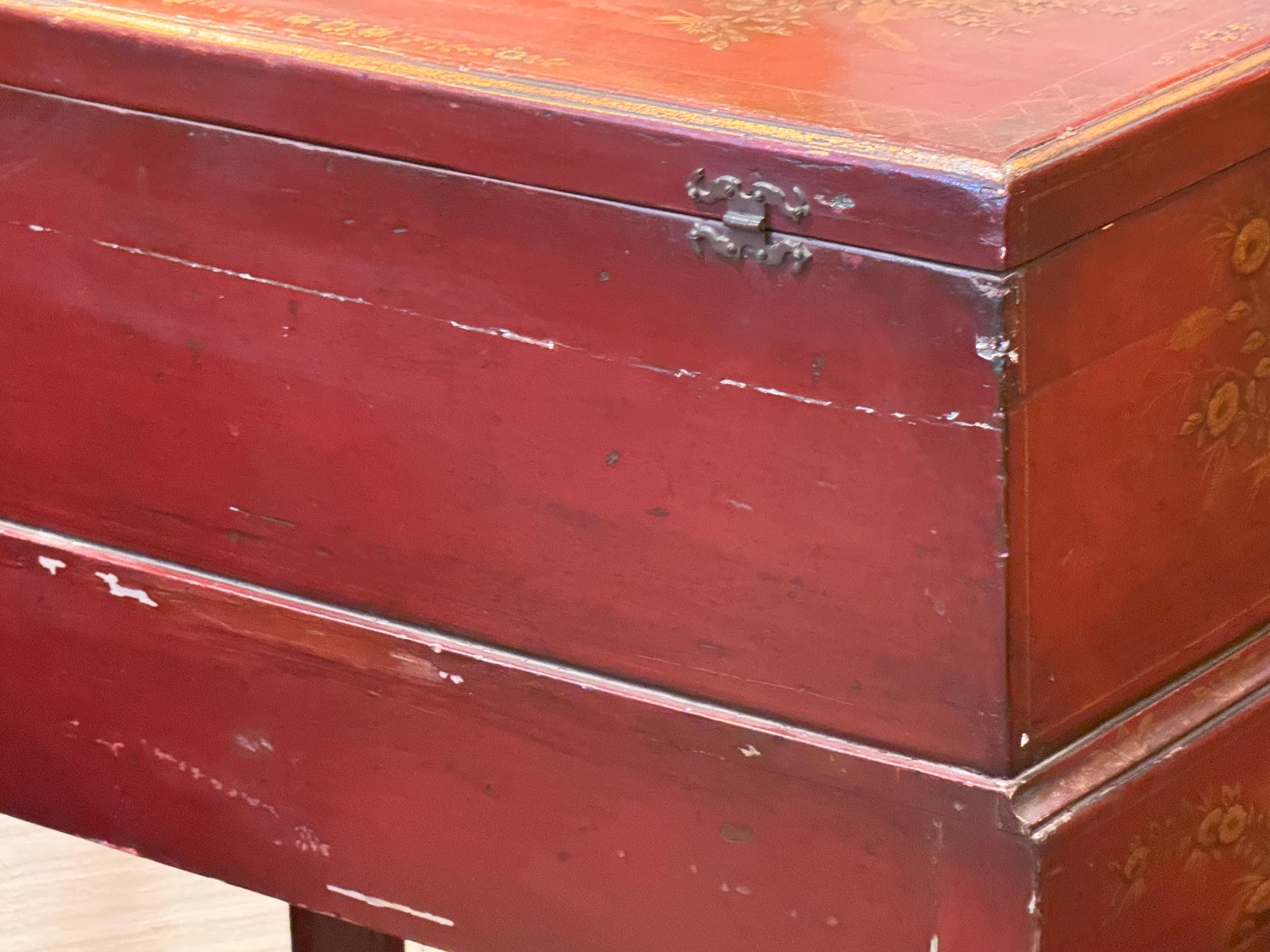 Chinoiserie Decorated Box on Stand For Sale 5