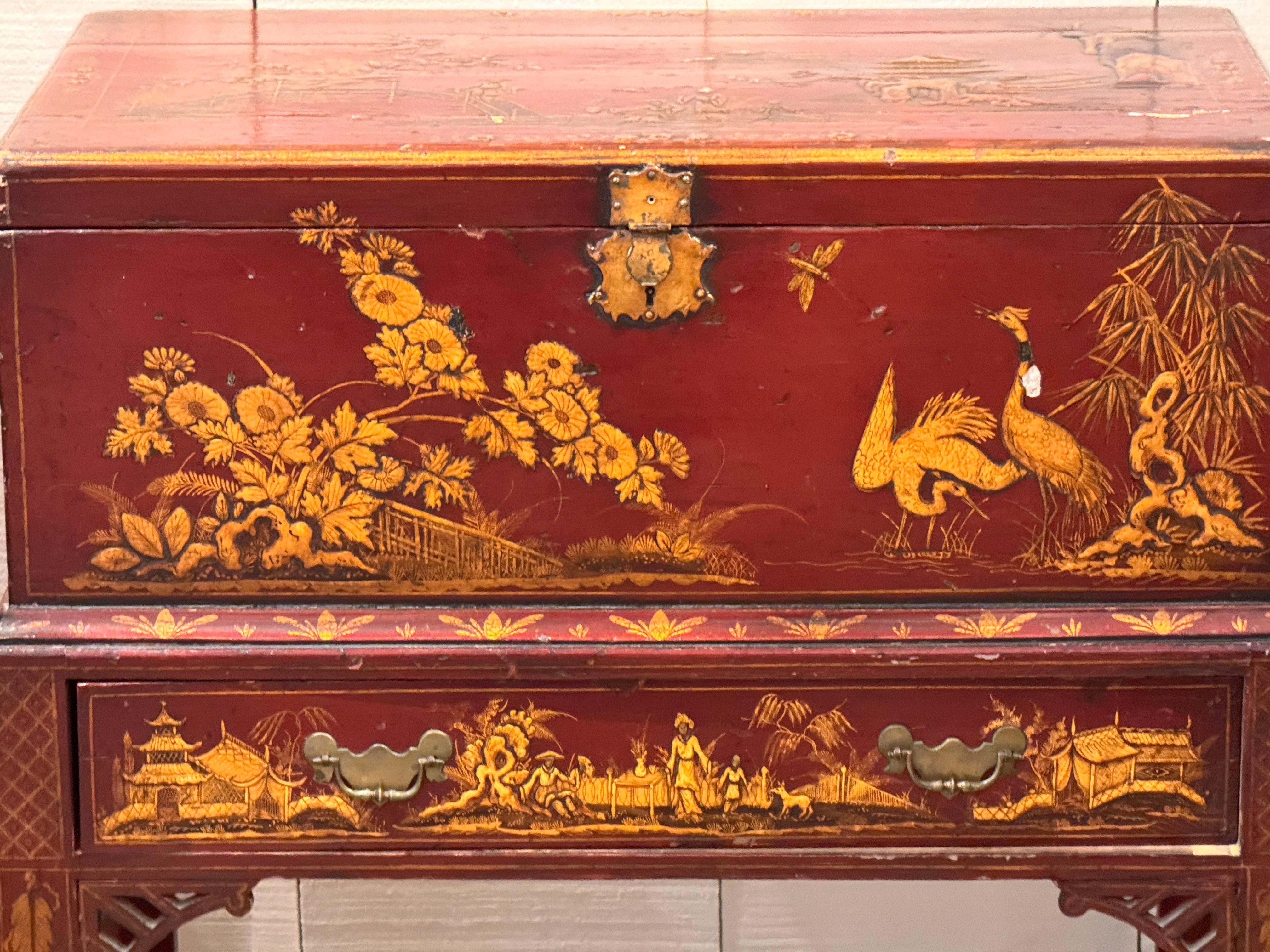 Chinoiserie Decorated Box on Stand In Good Condition For Sale In Charlottesville, VA