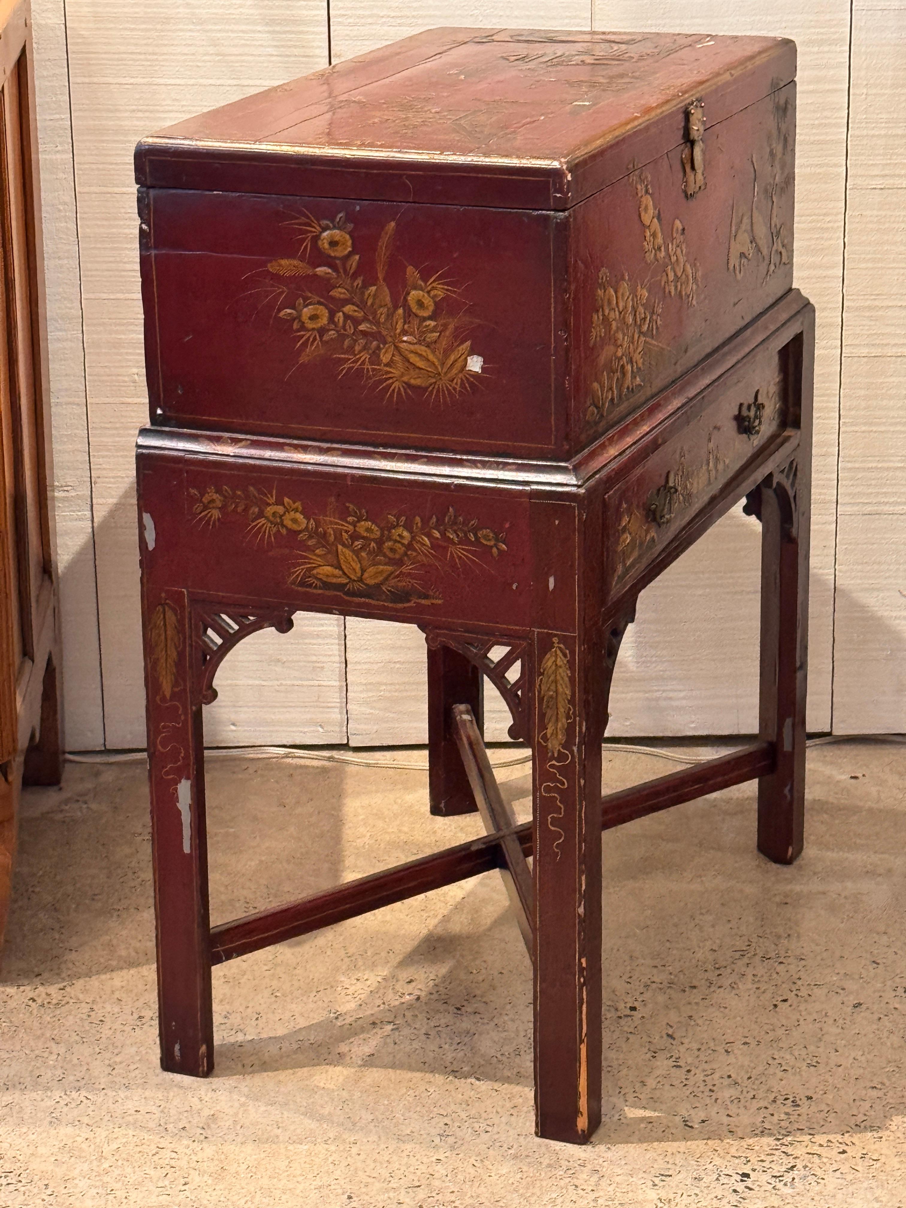 Chinoiserie Decorated Box on Stand For Sale 1