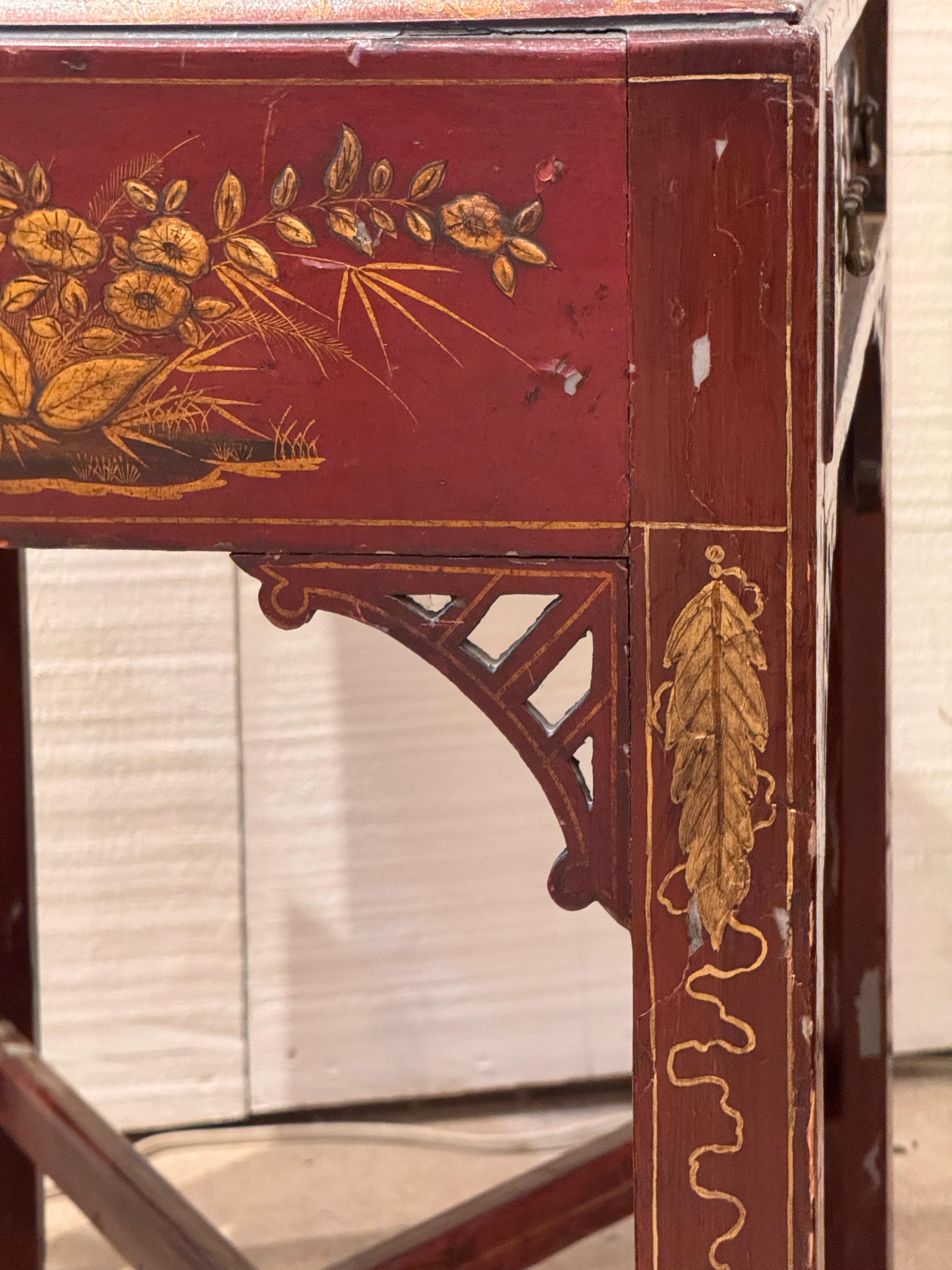 Chinoiserie Decorated Box on Stand For Sale 3