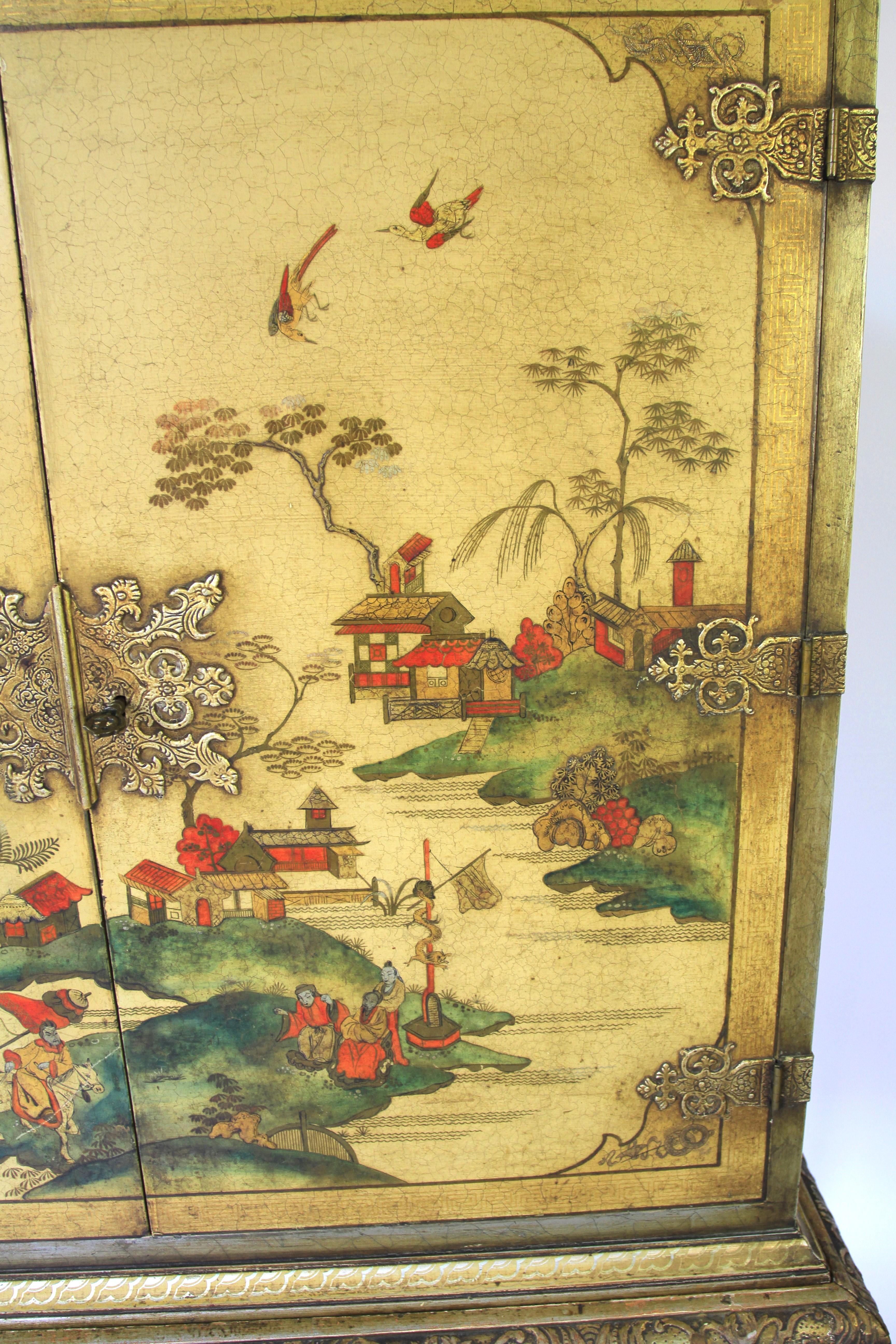 Chinoiserie decorated Cocktail cabinet on stand In Good Condition For Sale In Dereham, GB