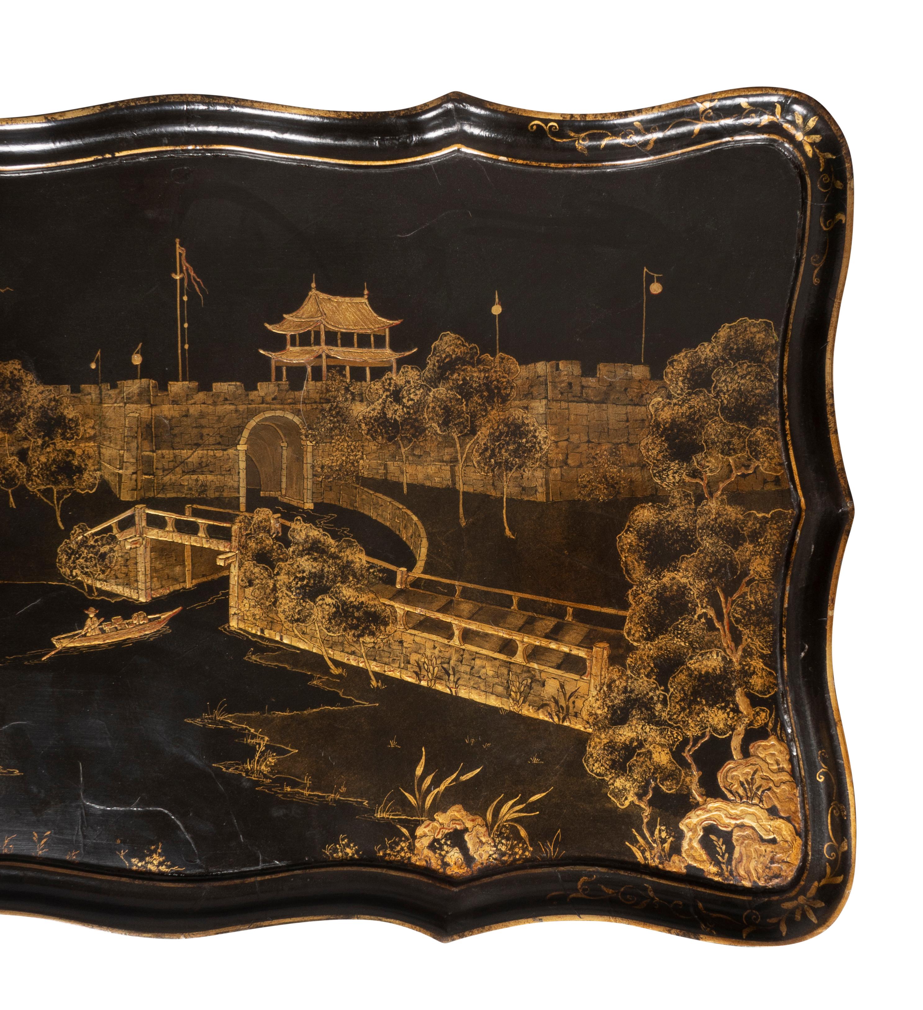 20ième siècle Table basse en laque décorée de chinoiseries en vente