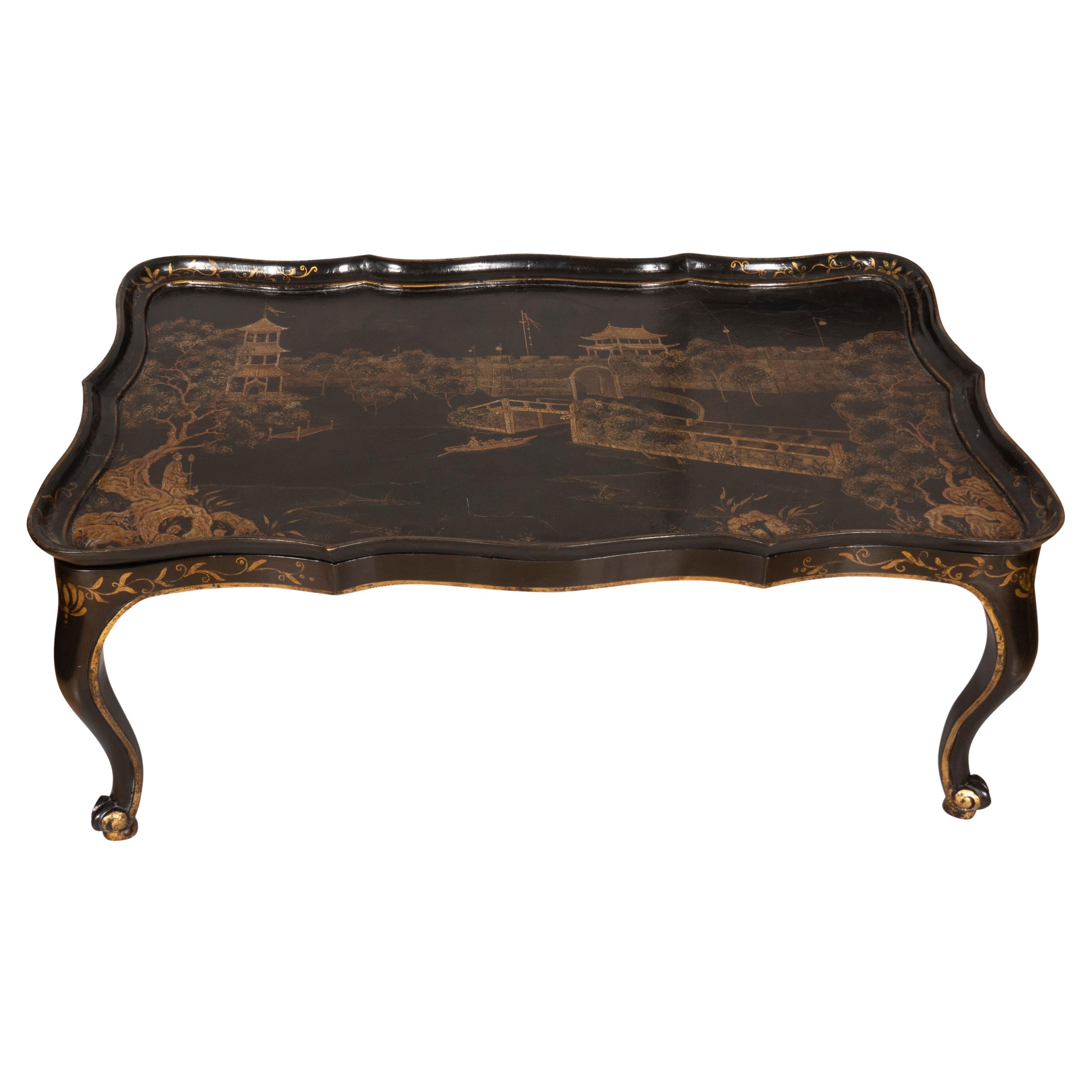 Table basse en laque décorée de chinoiseries en vente