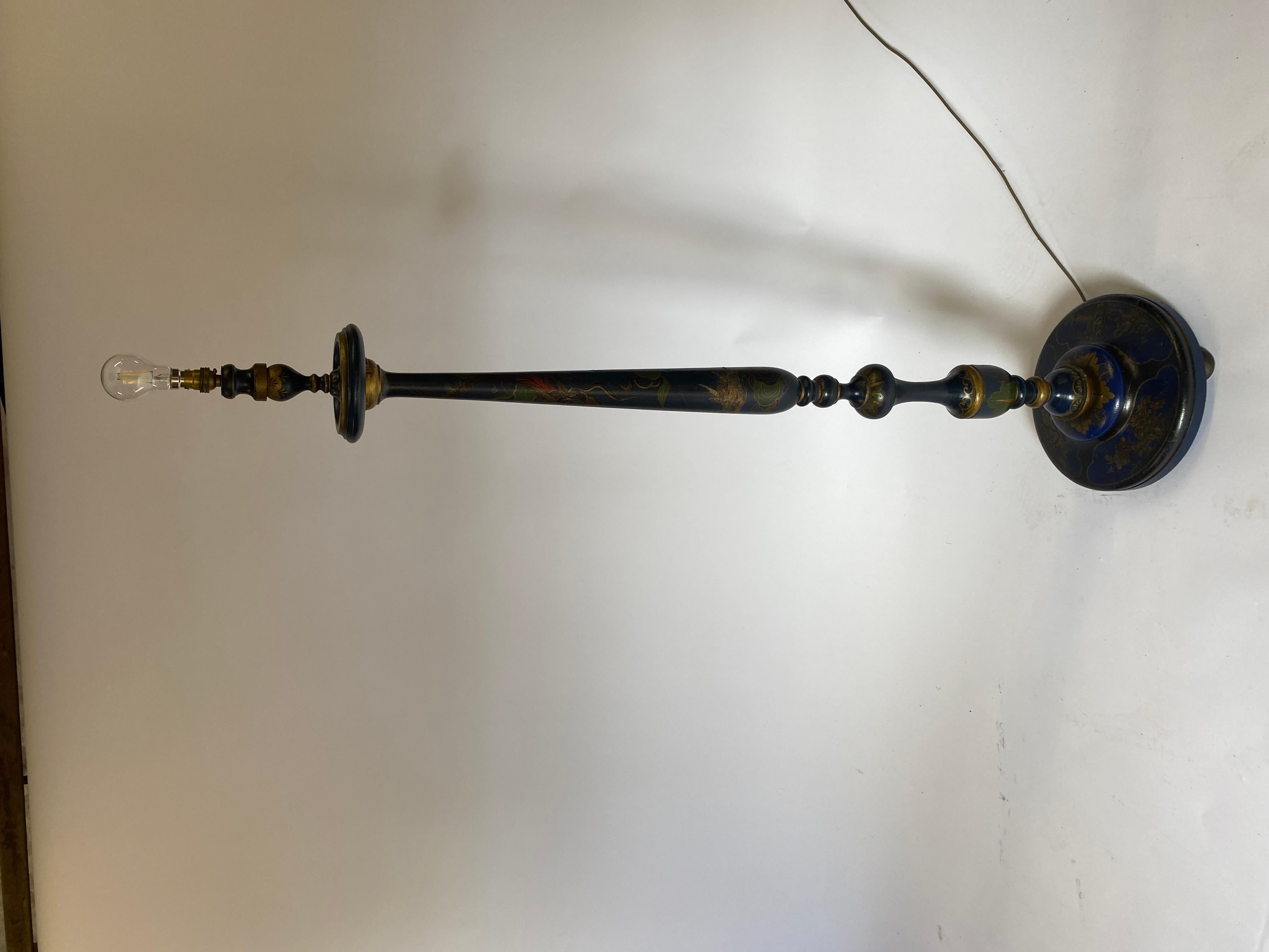 Lampada standard decorata a cineserie degli anni '30 circa
Colore blu e oro
Raffigurazione, Figura, casa, Alberi e fogliame, 
Buone condizioni originali,
Recentemente è stato ricablato e sottoposto a Test Test