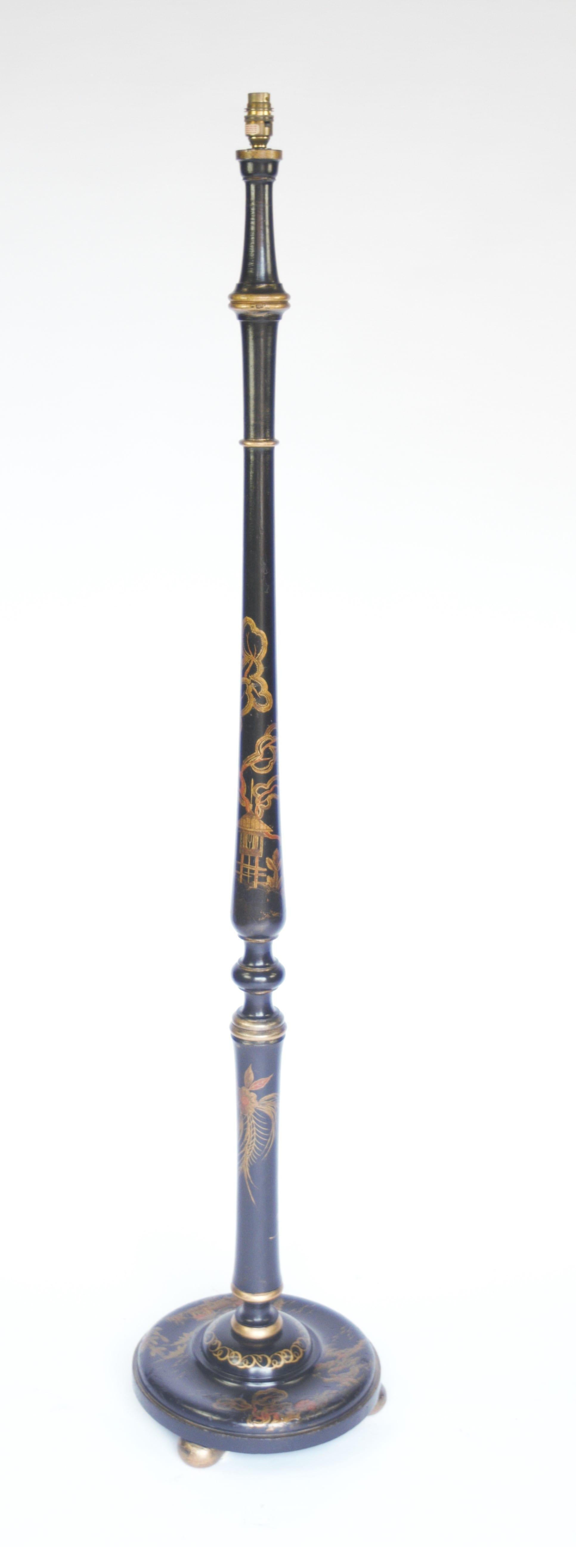 Lampe standard à décor Chinoiserie circa 1930
Fond noir avec décor Chinoiserie d'or, représentant :
Figure, Maisons,  Arbres et feuillages
Base circulaire avec 3 pieds dorés en forme de chignon
Récemment recâblé et testé par Pat
bon état d'origine