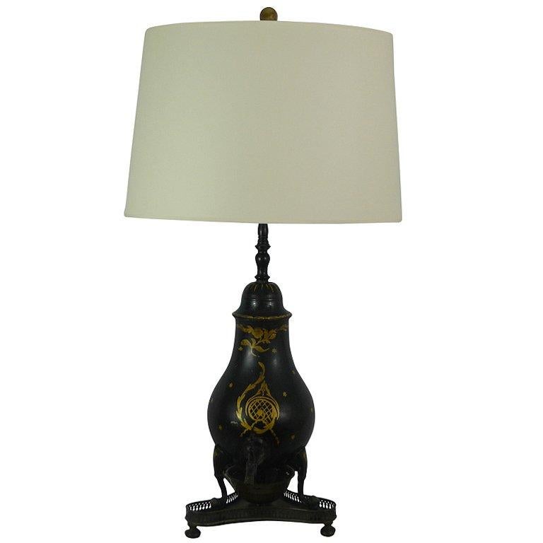 Urne en tôle décorée de chinoiseries montée comme une lampe, 19ème siècle