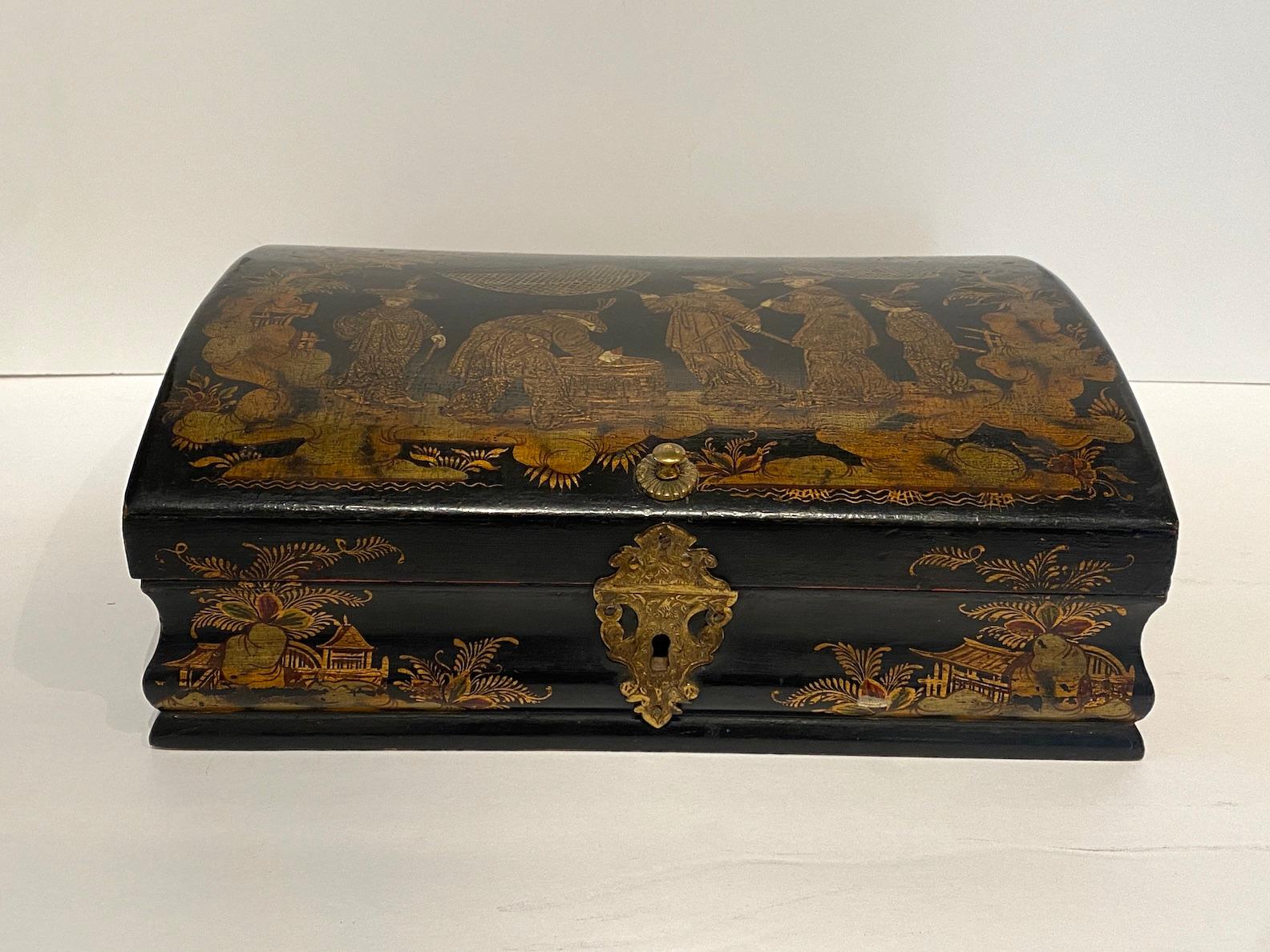 Chinoiserie Decorated Wig Box In Good Condition For Sale In Newport Beach, CA