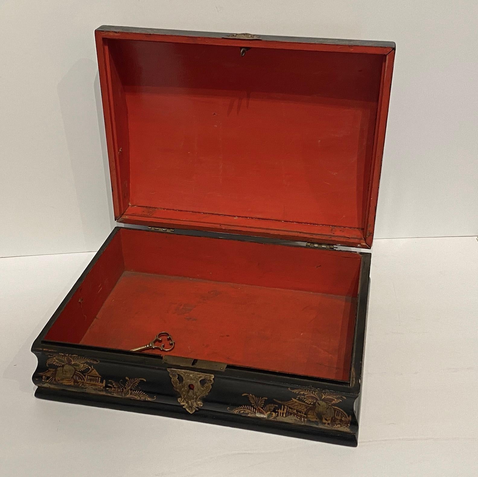 19th Century Chinoiserie Decorated Wig Box For Sale