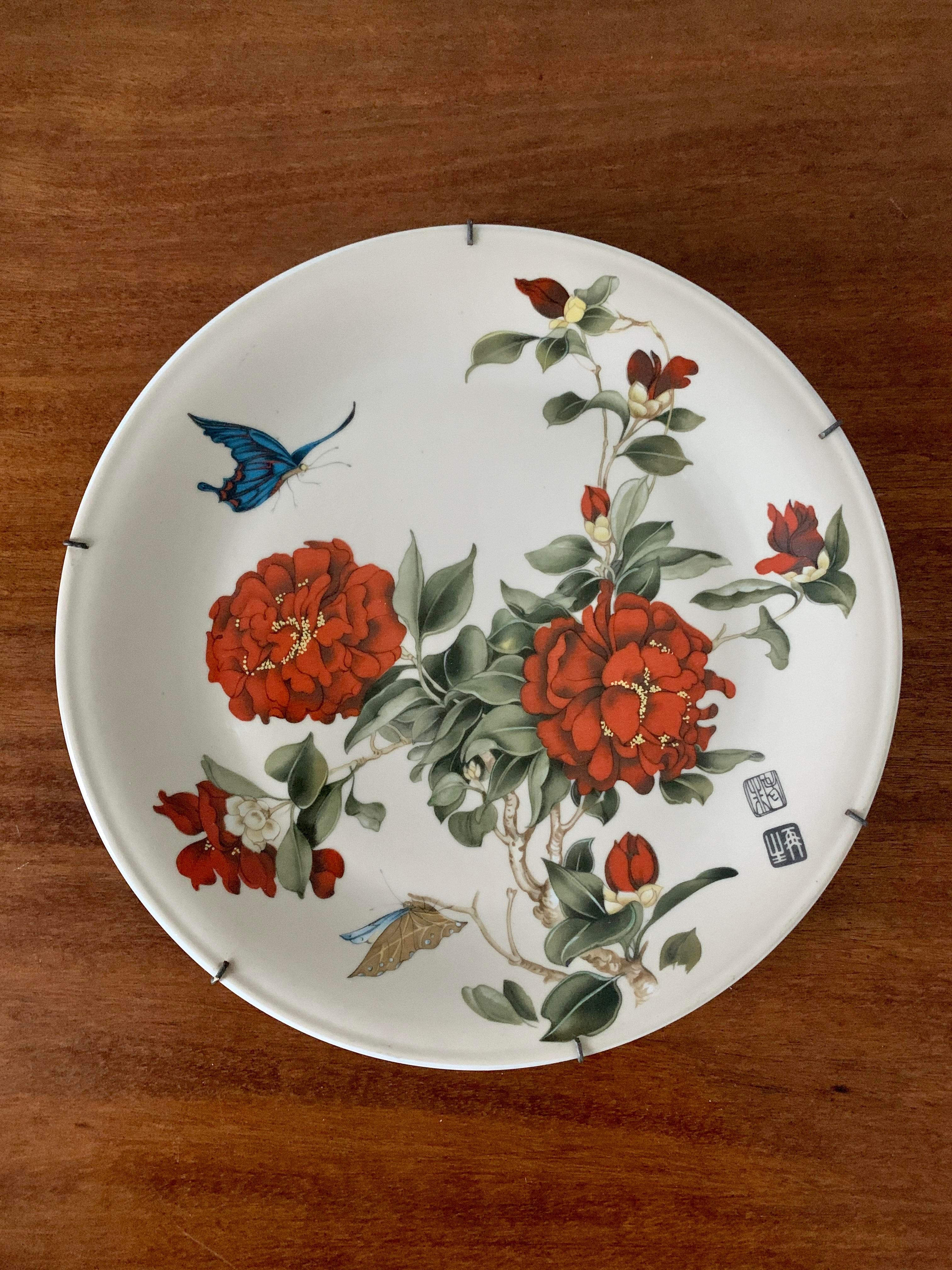 A gorgeous pair of Chinoiserie decorative wall plates with flowers and butterflies.

Circa early 20th century.

Measures: 10.38