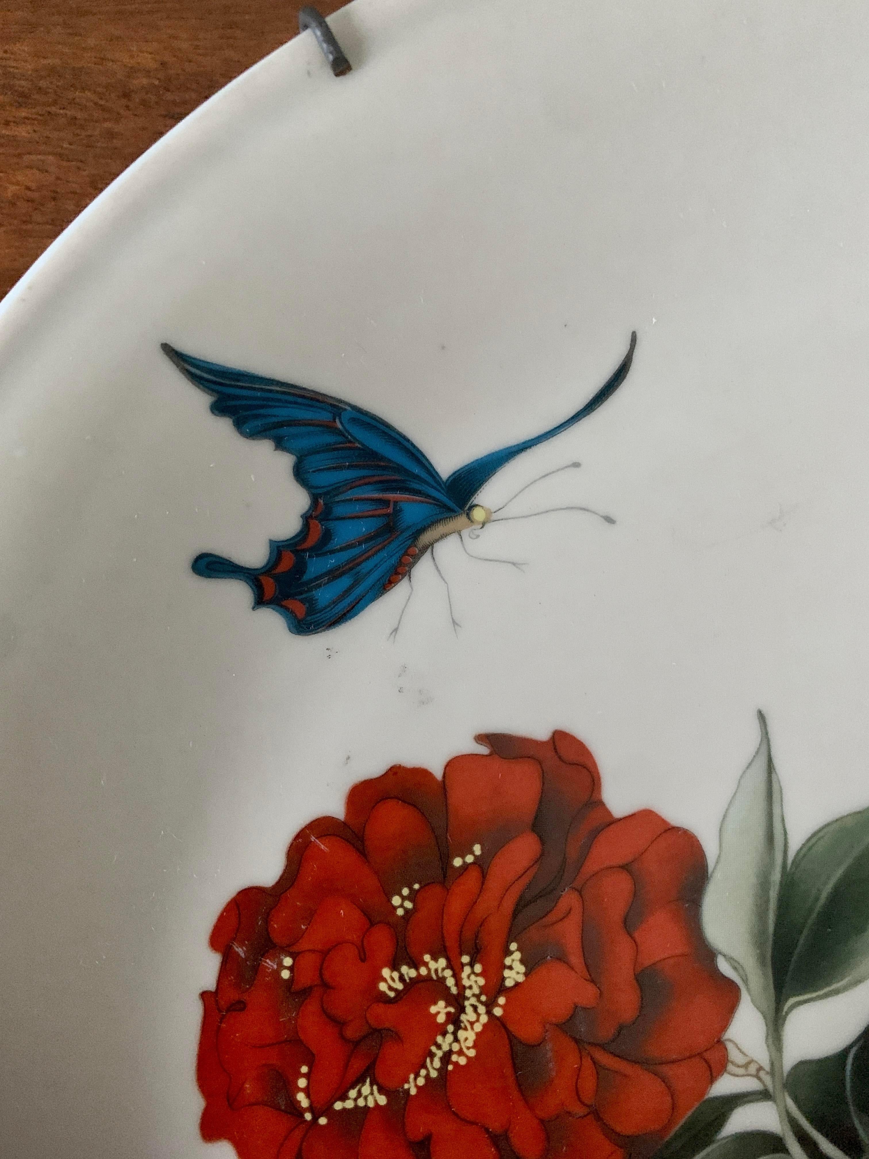 Chinoiserie Decorative Wall Plates, Pair In Good Condition For Sale In Elkhart, IN
