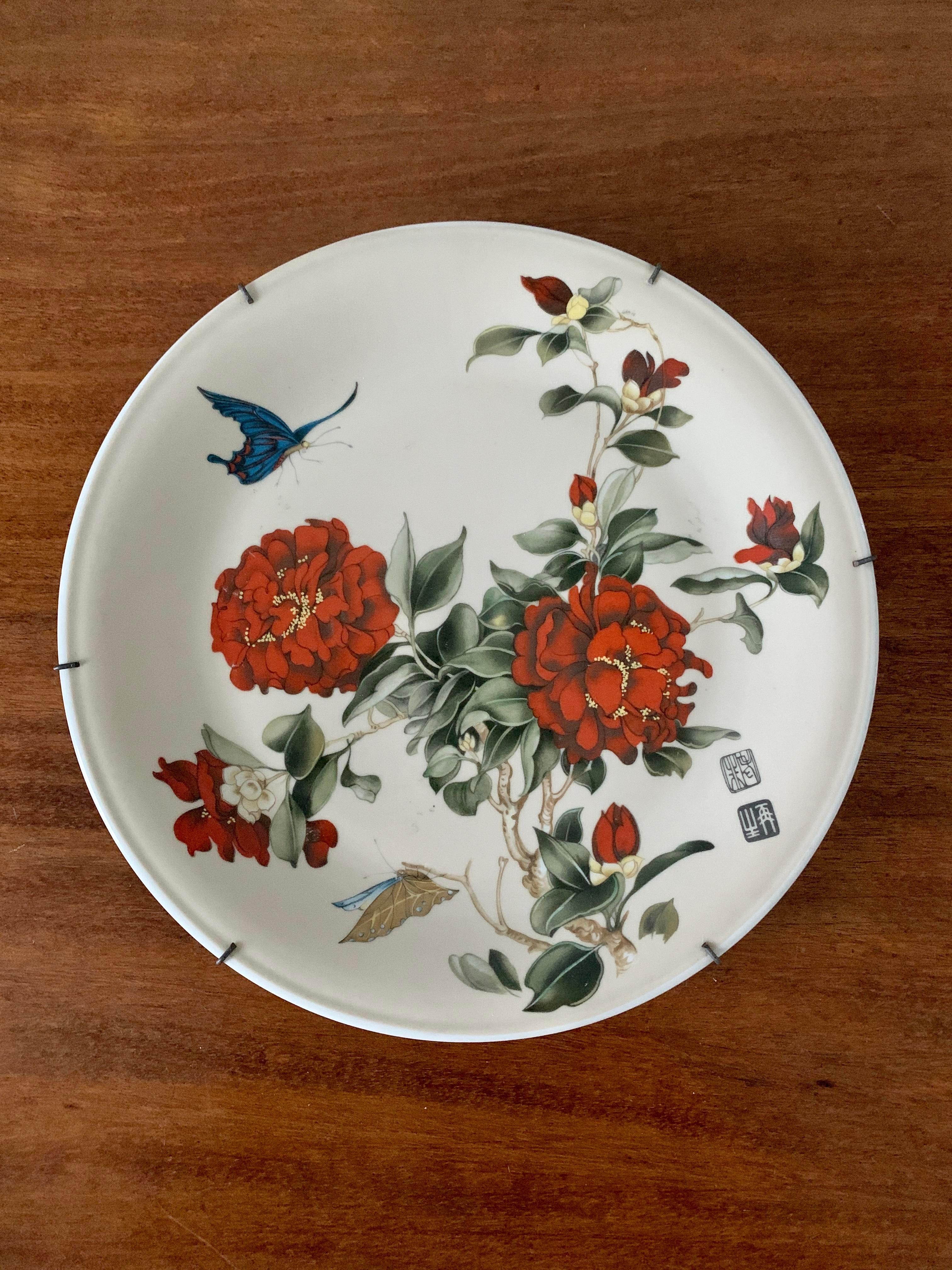 Chinoiserie Decorative Wall Plates, Pair For Sale 3
