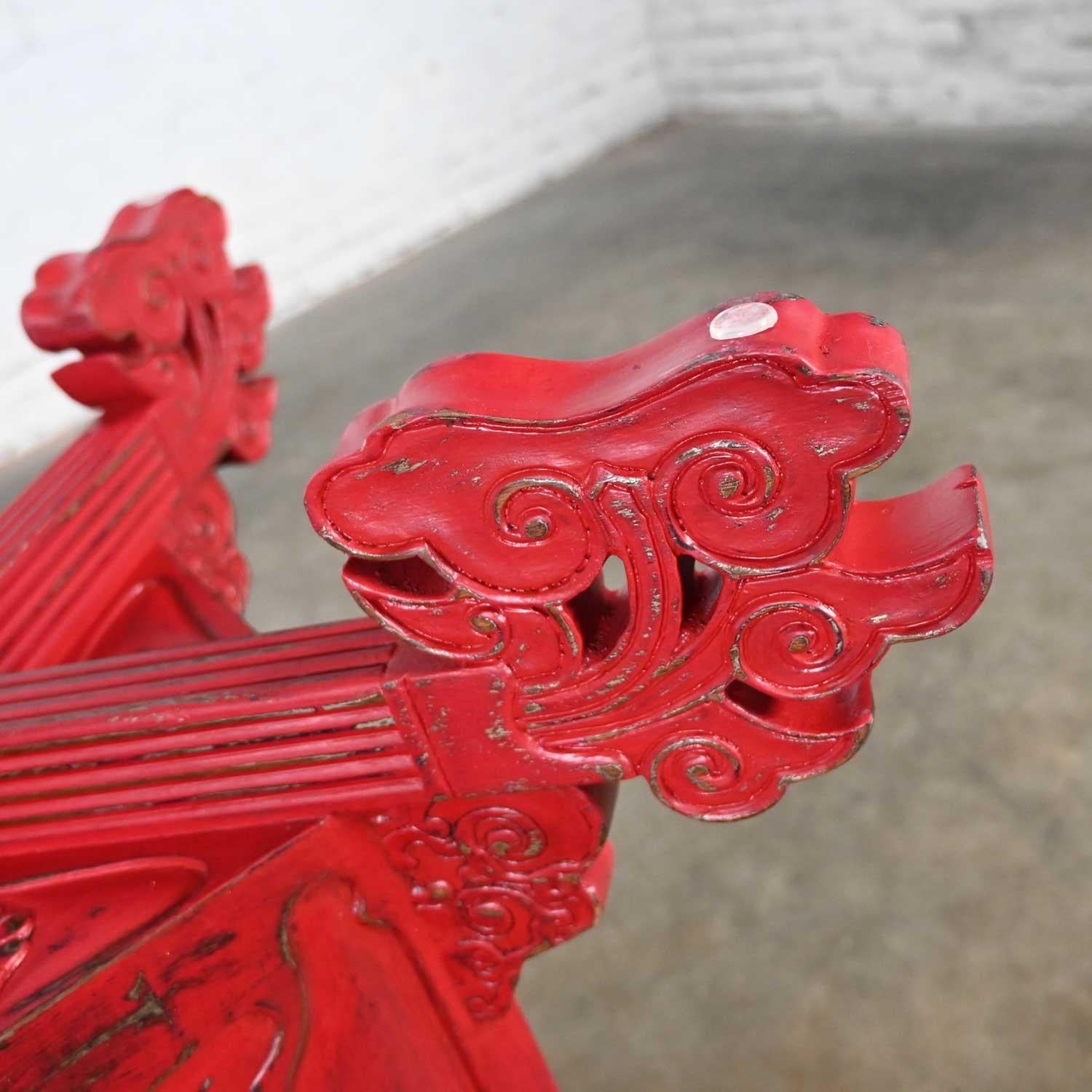 Chinoiserie-Esstisch mit rotem asiatischem Sockel und runder Glasplatte im Used-Look im Angebot 9