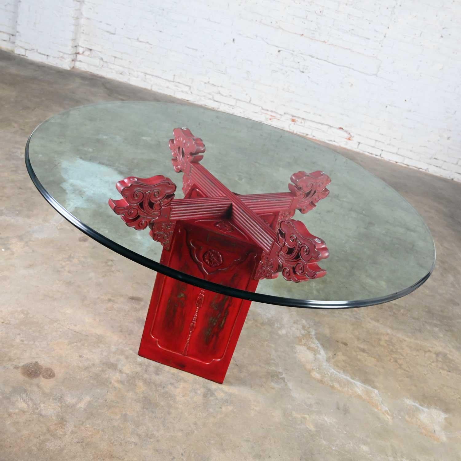 Chinoiserie-Esstisch mit rotem asiatischem Sockel und runder Glasplatte im Used-Look (Unbekannt) im Angebot