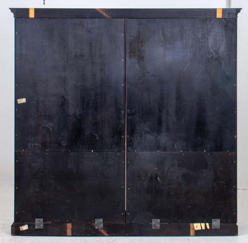 Vitrine Chinoiserie  / Vitrine en bois laqué noir doré à la main en vente 3