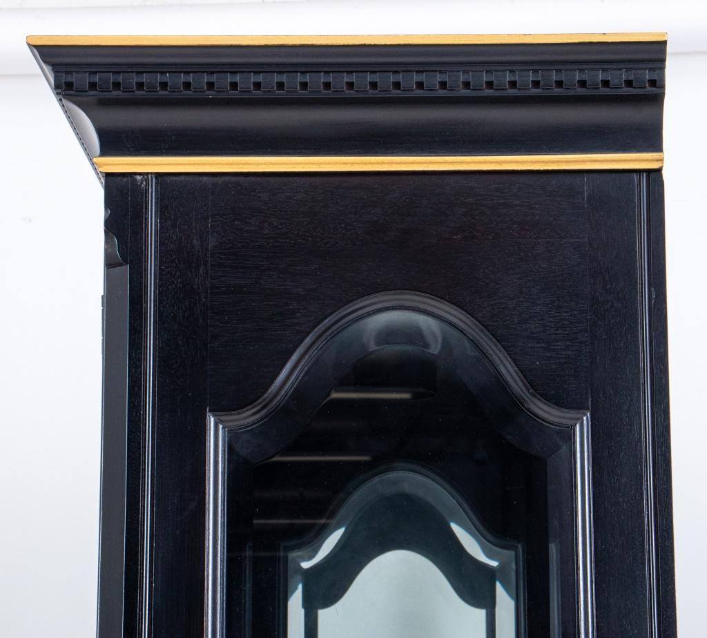 Vitrine Chinoiserie  / Vitrine en bois laqué noir doré à la main en vente 4