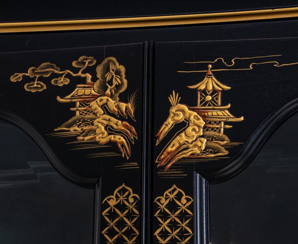 Peinture  Vitrine Chinoiserie  / Vitrine en bois laqué noir doré à la main en vente