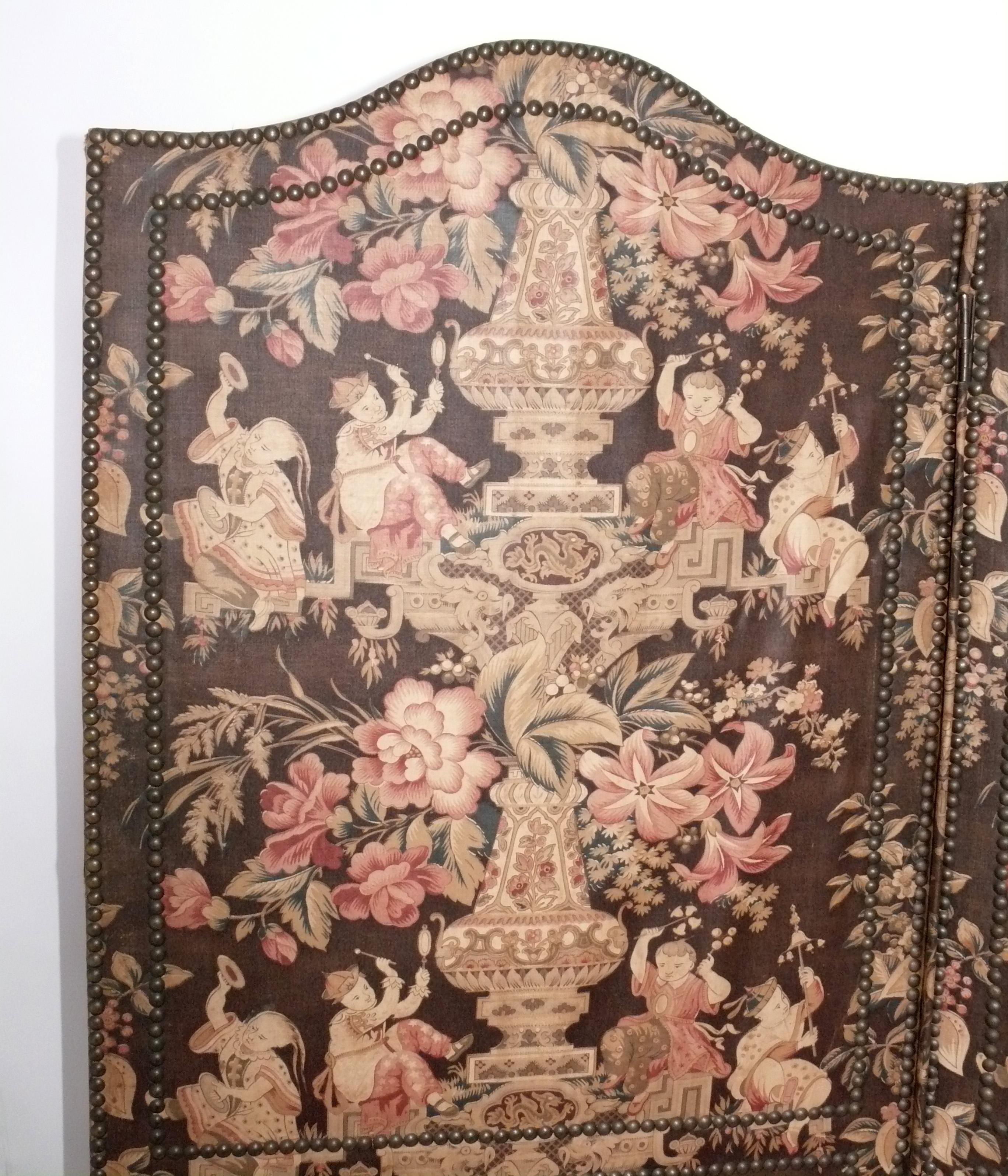 Paravento Foldes in tessuto di Chinoiserie del XIX secolo, probabilmente inglese, circa XIX secolo. Quando è aperto misura ben 95,25
