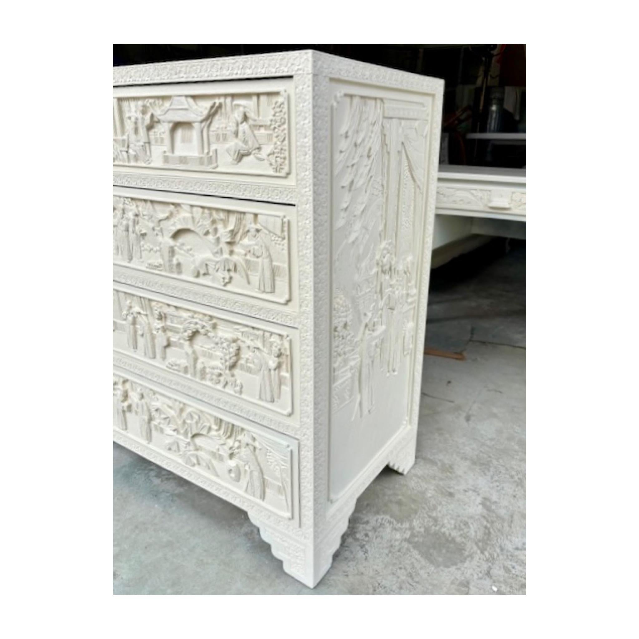 Milieu du XXe siècle Commode Chinoiserie en finition laquée ivoire frais en vente