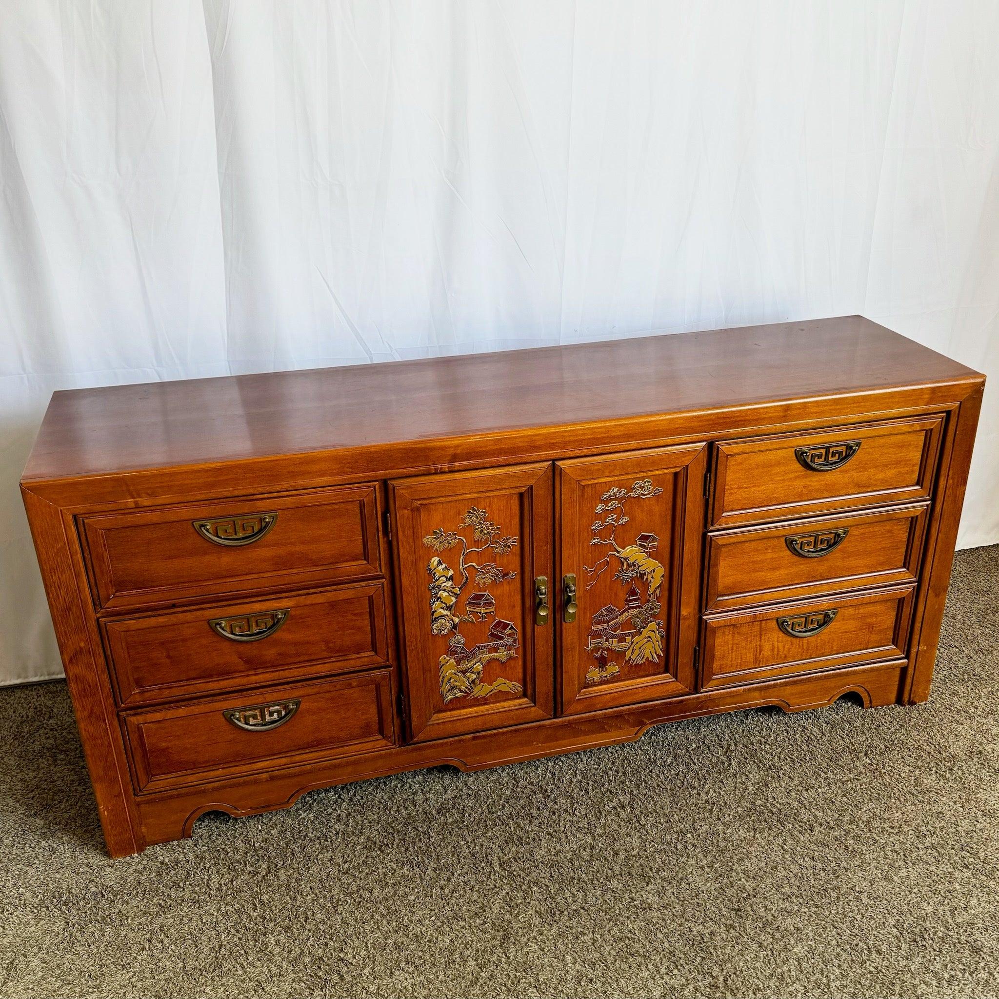 Americano Cassettone Chinoiserie con maniglie in ottone di Broyhill in vendita