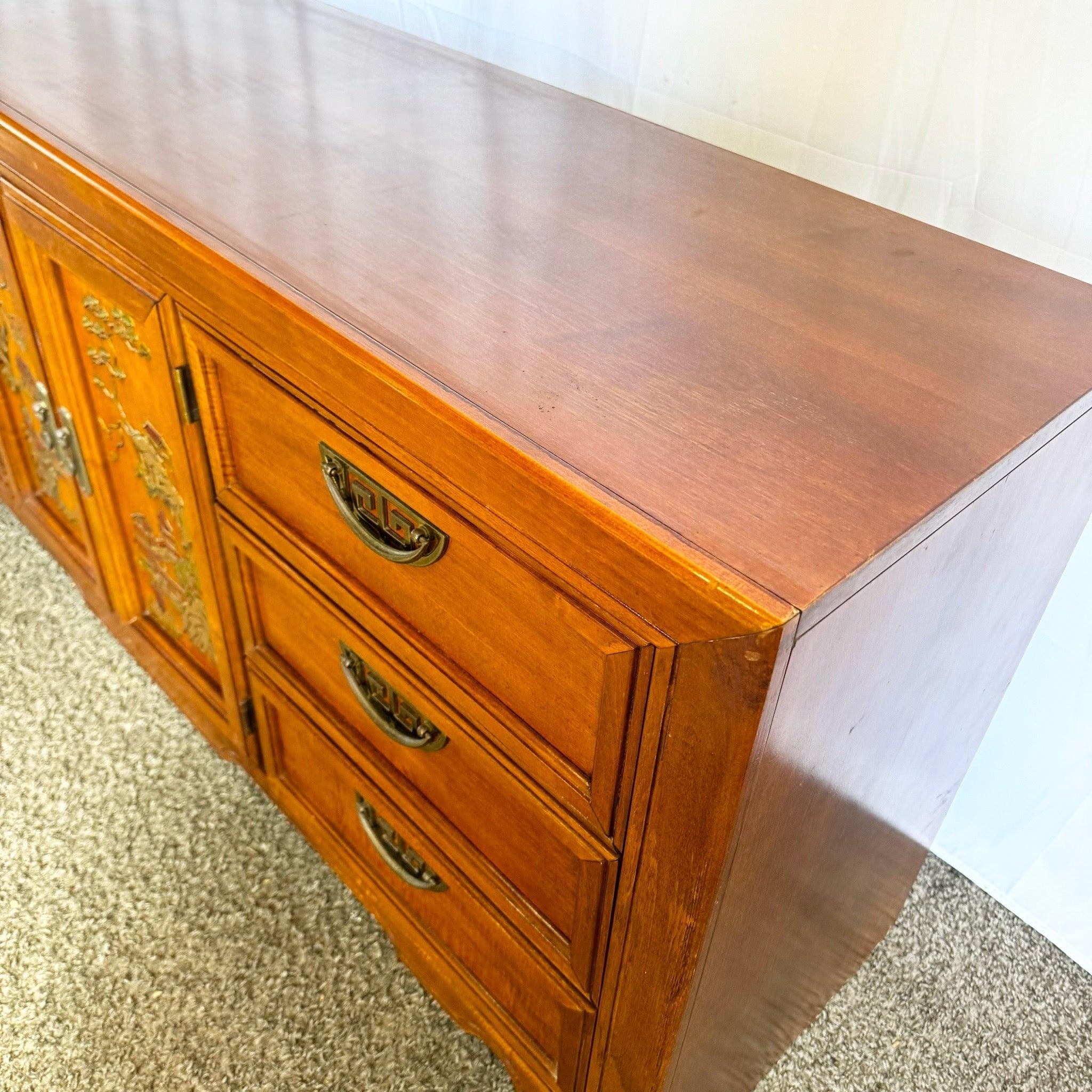 Legno Cassettone Chinoiserie con maniglie in ottone di Broyhill in vendita