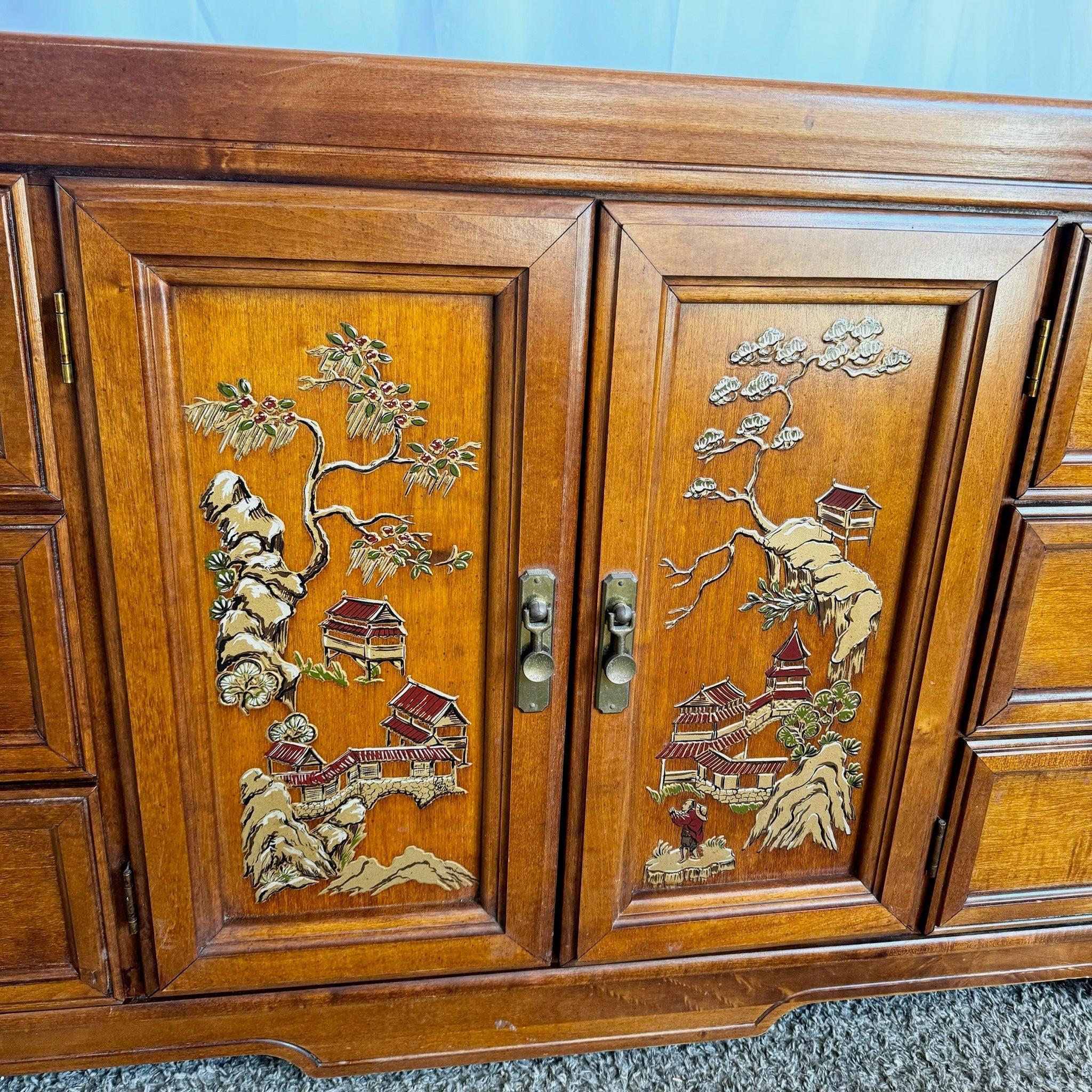 Cassettone Chinoiserie con maniglie in ottone di Broyhill in vendita 2